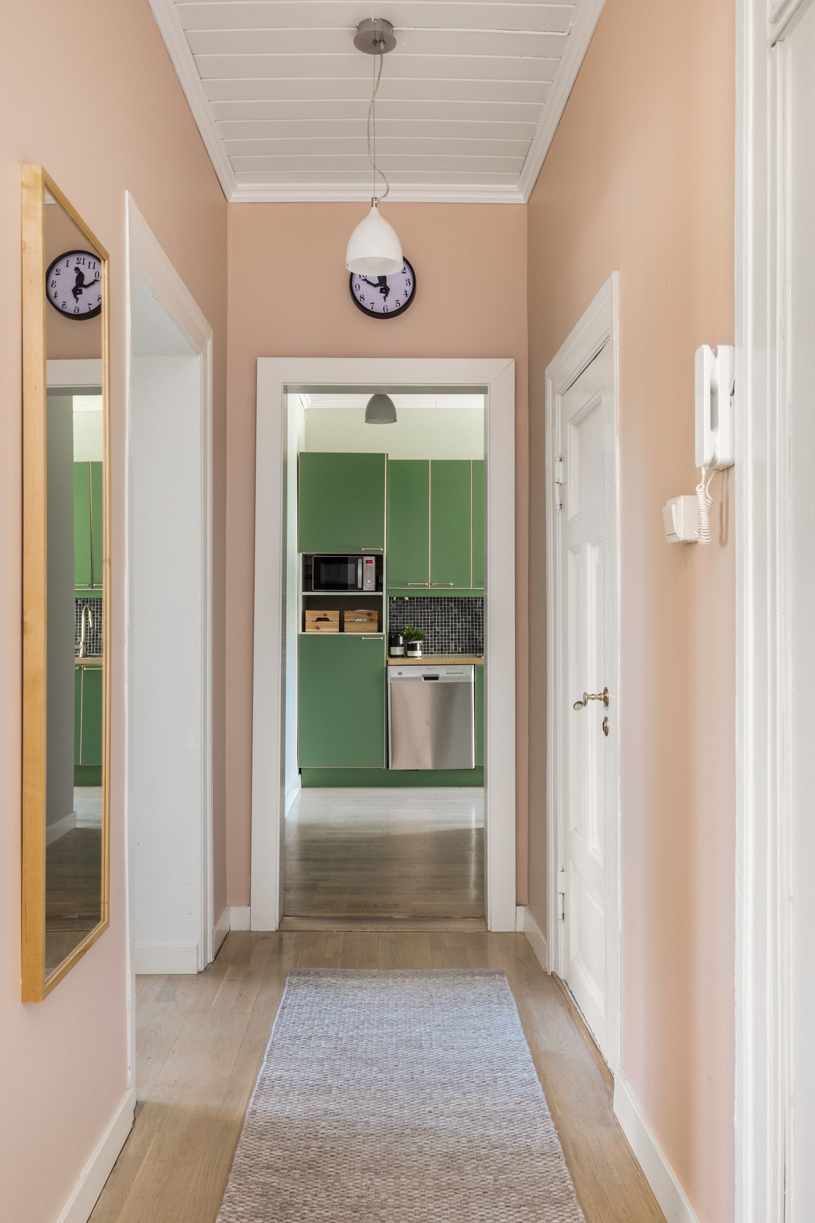 Velkommen inn! Leiligheten ligger i 1.etasje. Galleribilde