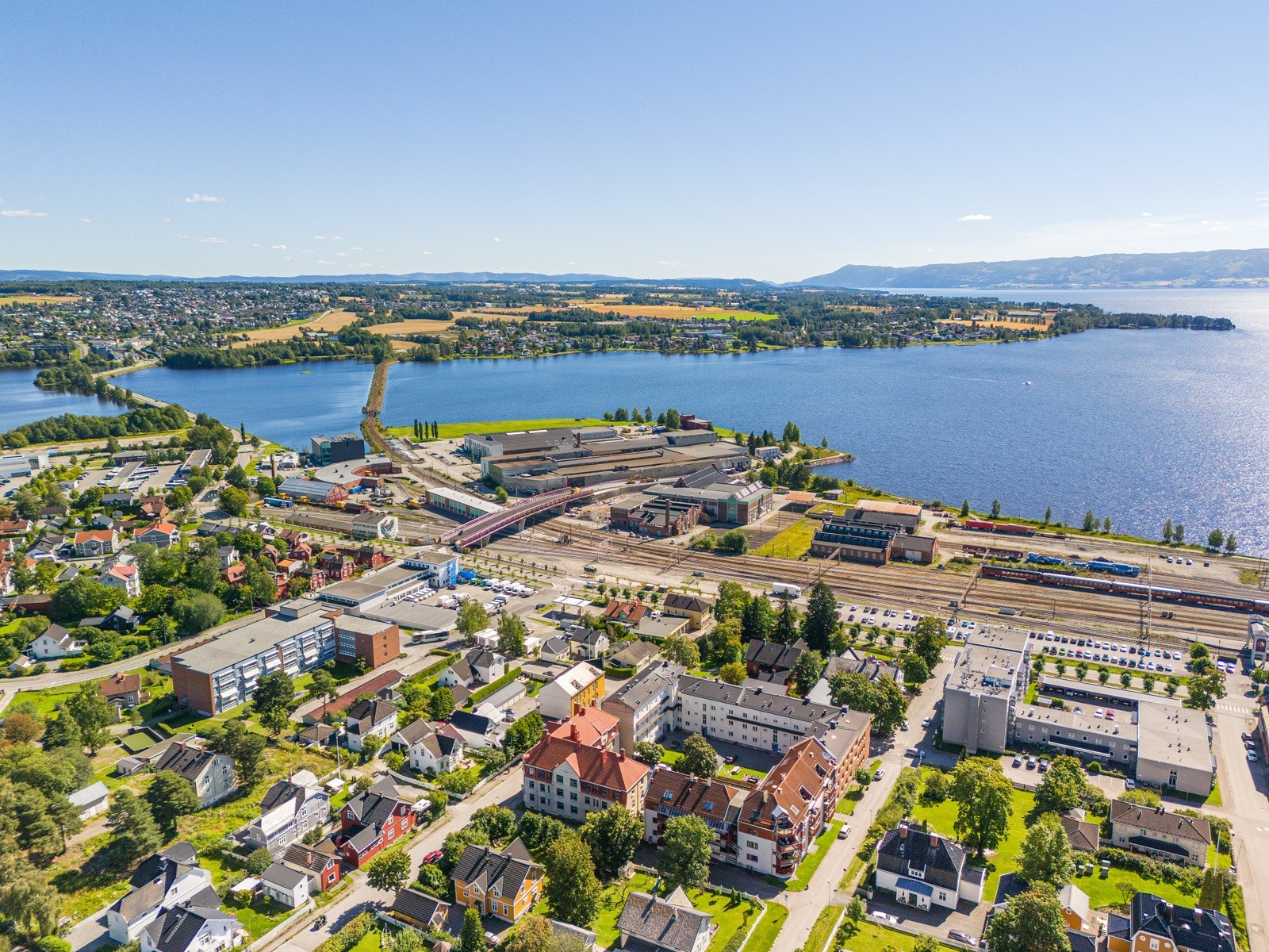 Kort vei ned til Mjøsa og fine turområder langs Mjøspromenaden. Galleribilde