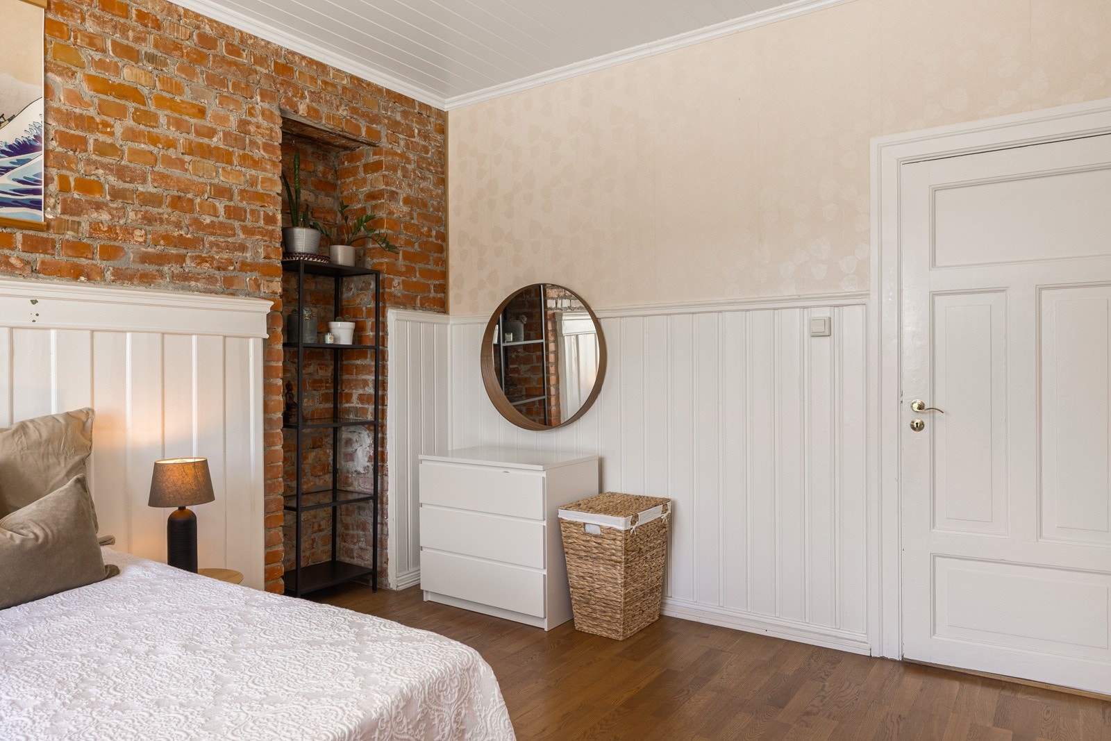 Hovedsoverommet har brystning med mur fra byggeåret. Galleribilde