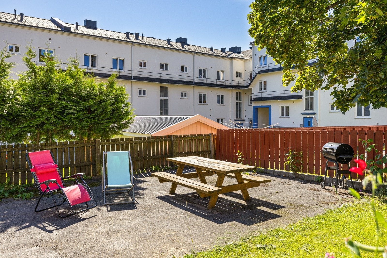 Hyggelig uteområde som er fellesareal for sameiet. Galleribilde