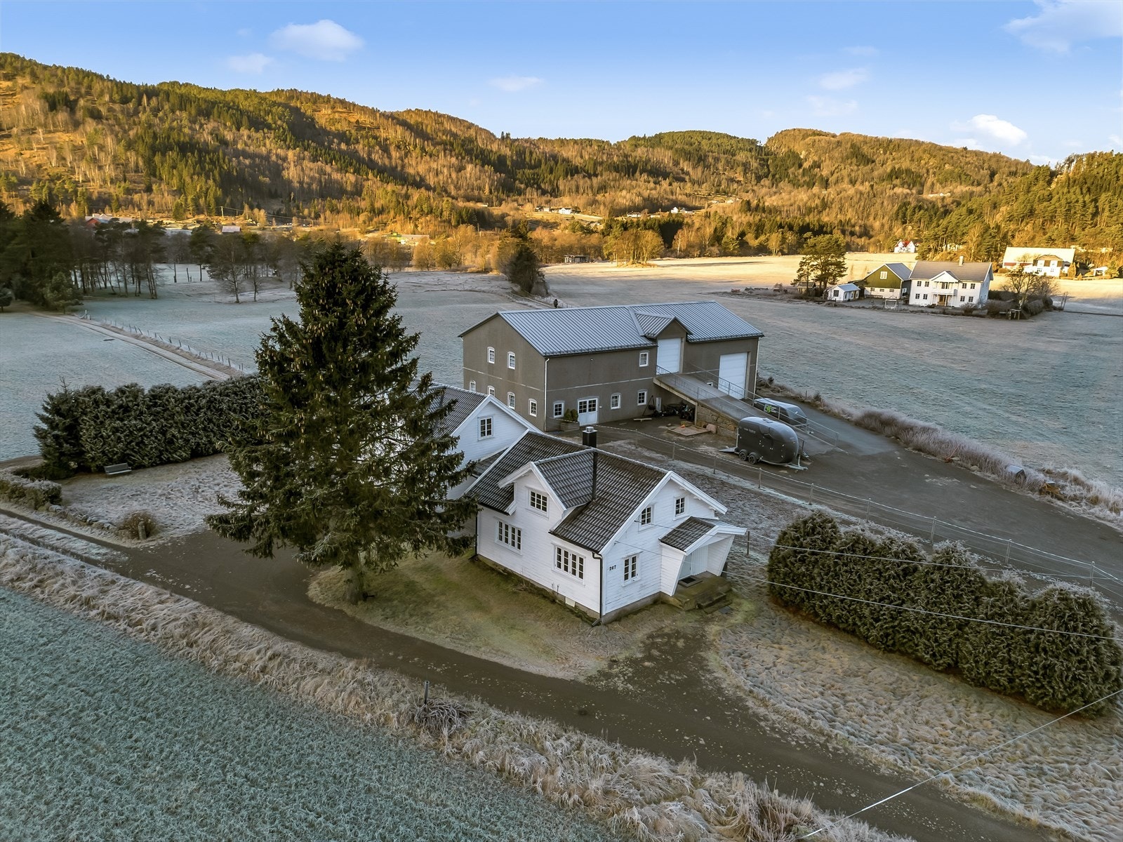 Velkommen til Moisveien 267! Eiendommen består av enebolig og garasje med innredet loft. Galleribilde