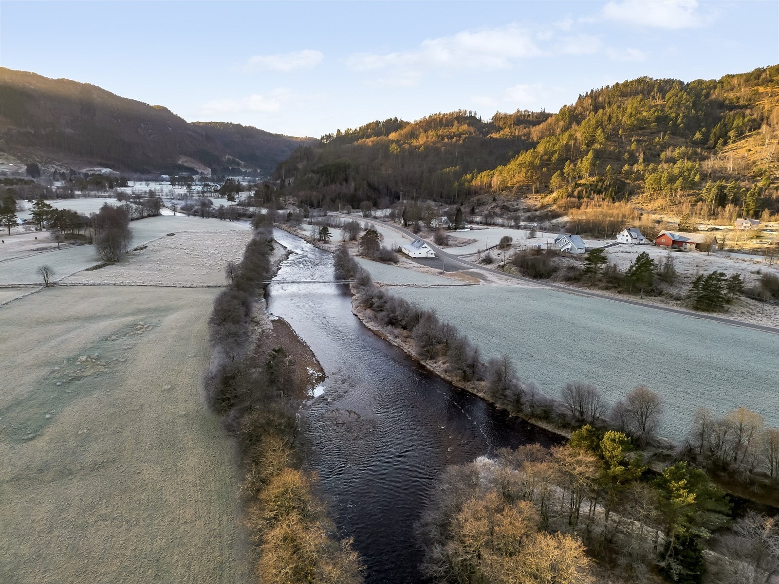 Er du glad i friluftsliv, så ligger fine turmuligheter like ved. En kort kjøretur unna finner du lysløype i Årli. Galleribilde