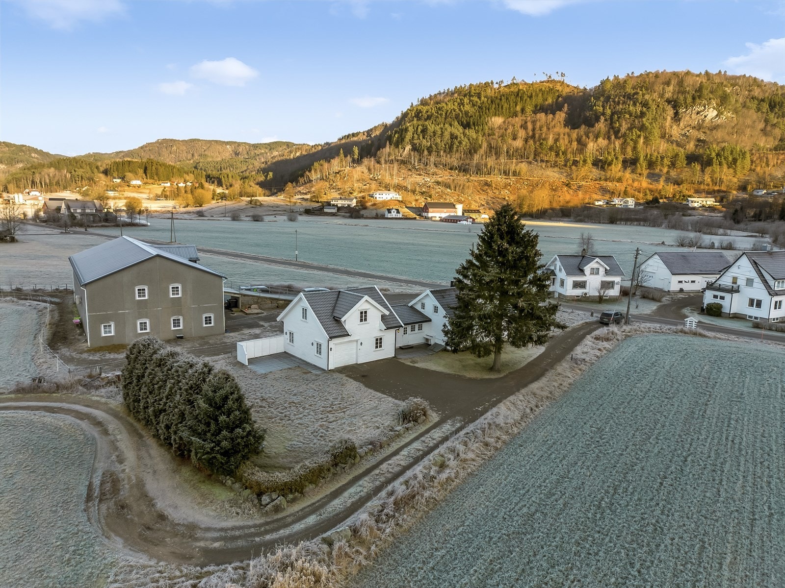 I nærheten finner du Austerdalen barneskole og barnehage samt fotballbane og lekeplass. Ca 7 km til sentrum. Galleribilde