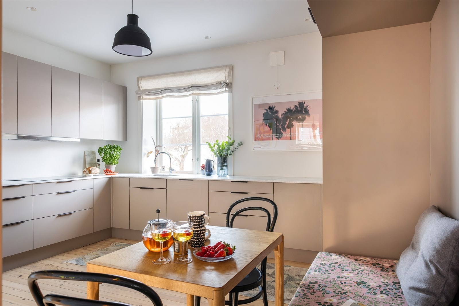 Kjøkkenet har en flott og tidsriktig innredning fra HTH som var ny i 2019. Galleribilde