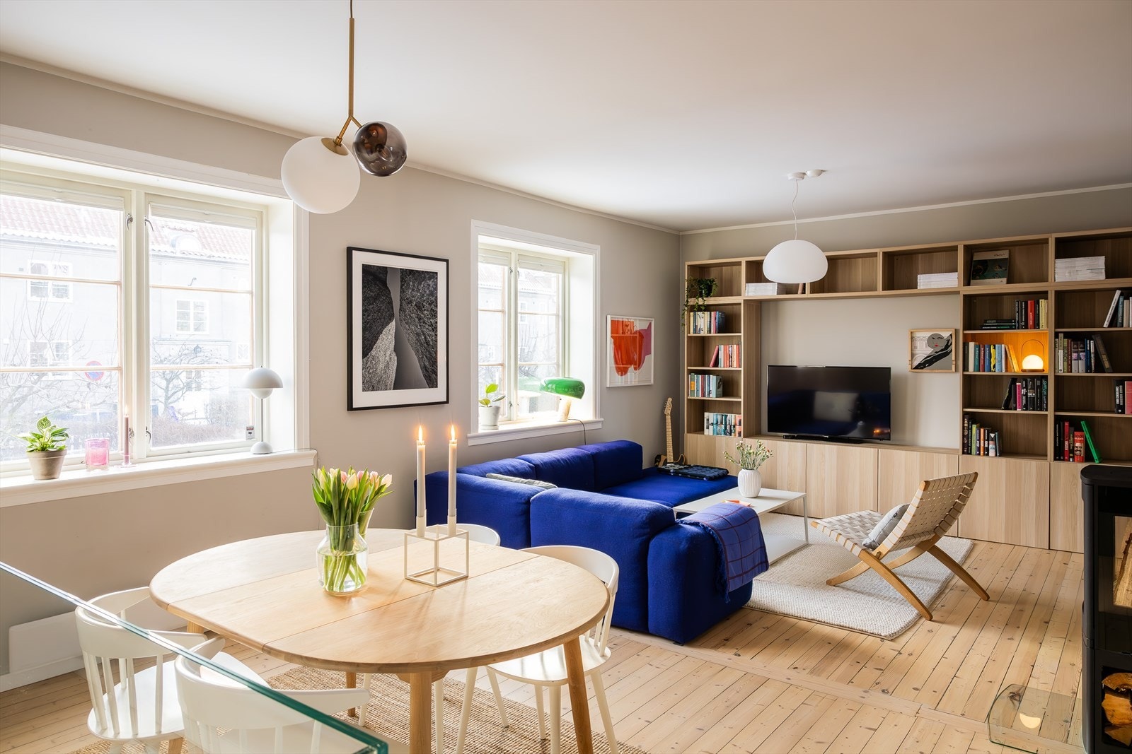 Det er i tillegg god plass til spisebord - et hyggelig og naturlig samlingspunkt både i hverdagen og ved festligere anledninger. Galleribilde