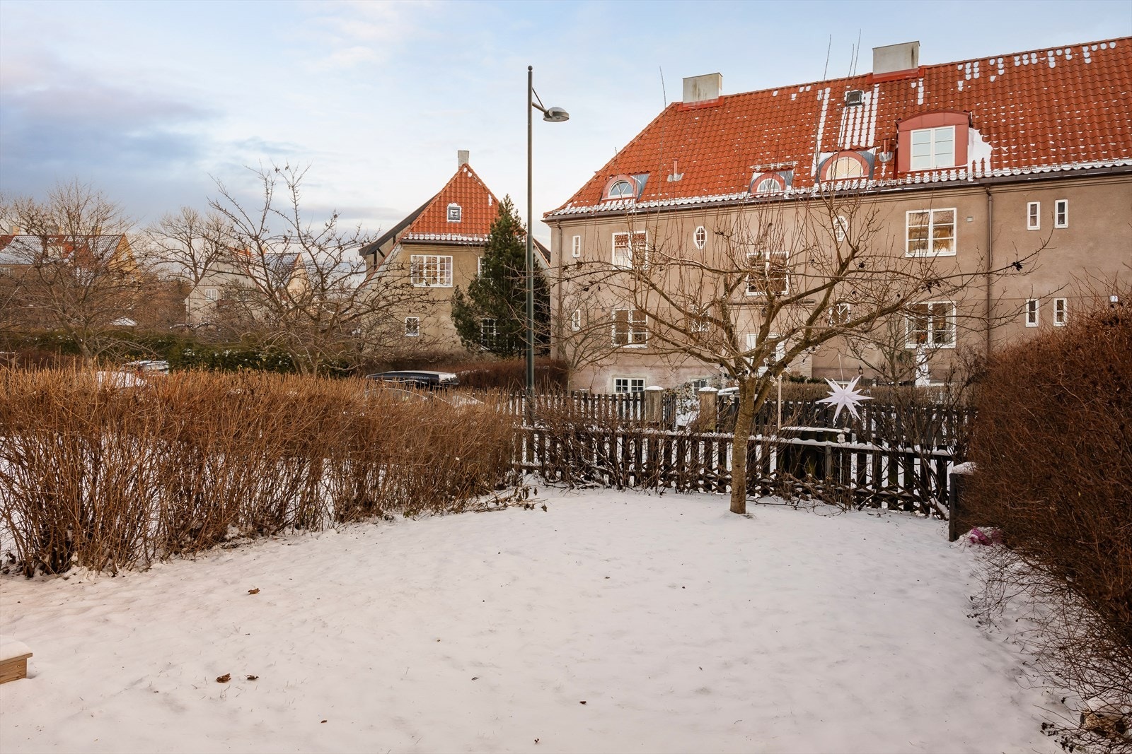 Boligen har en fantastisk beliggenhet i nydelige og barnevennlige omgivelser i Ullevål Hageby, og ligger fint og tilbaketrukket til. Galleribilde