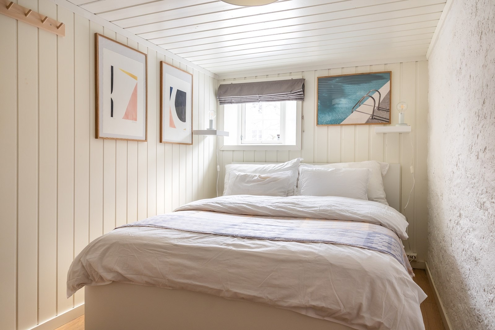 Rommet er malt i lyse og behagelige fargetoner. Galleribilde