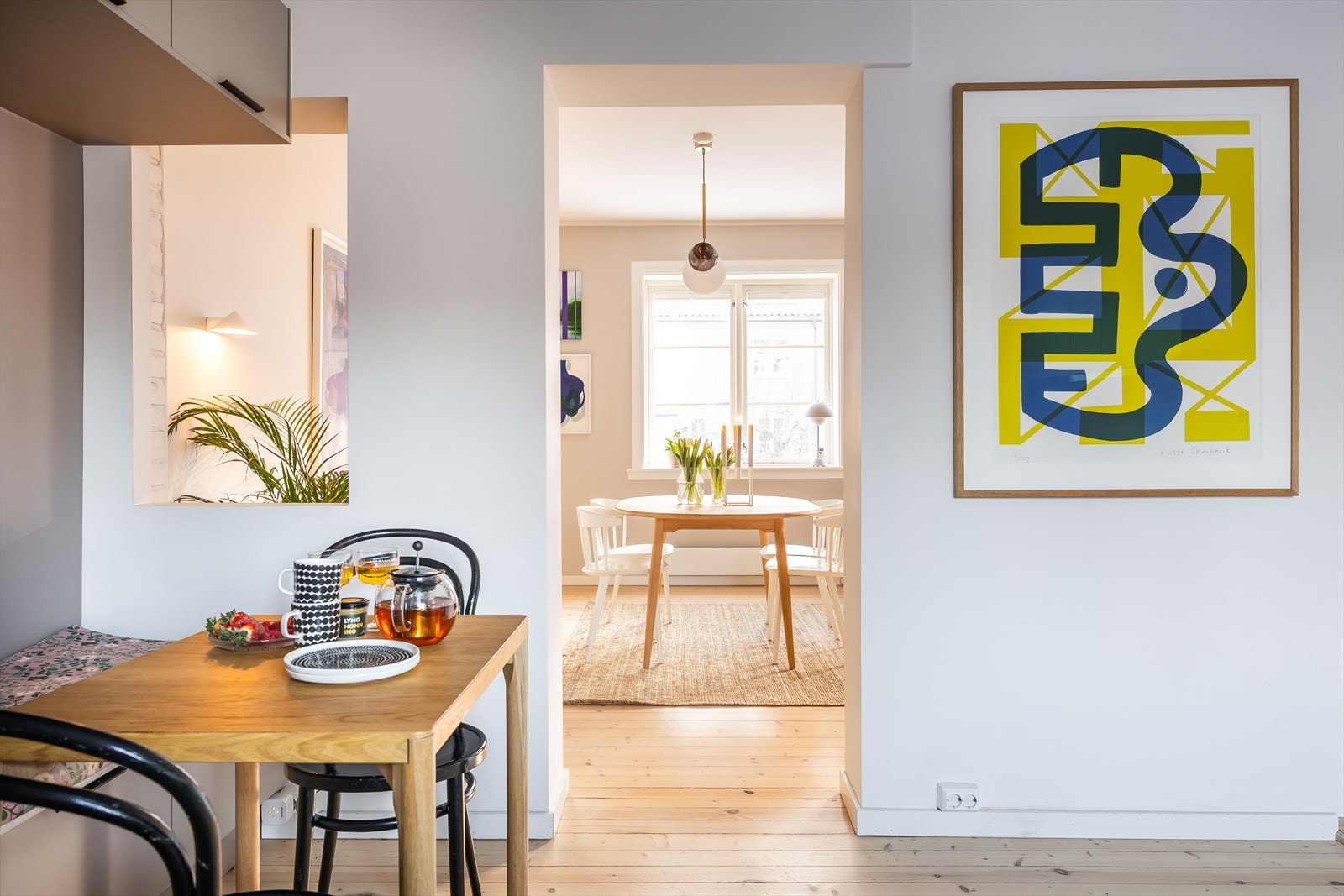 Kjøkkenet ligger i en praktisk løsning, og befinner seg både tilbaketrukket fra stuen, men samtidig i en sosial tilknytning. Galleribilde