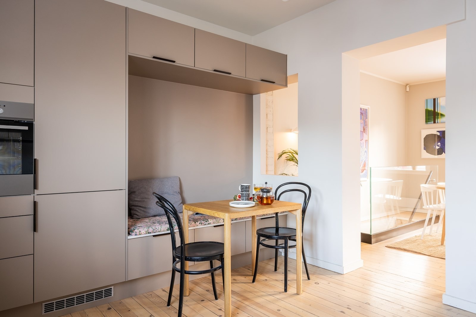 Kjøkkenet har en innebygget spiseplass som er perfekt for de enklere måltid. Galleribilde