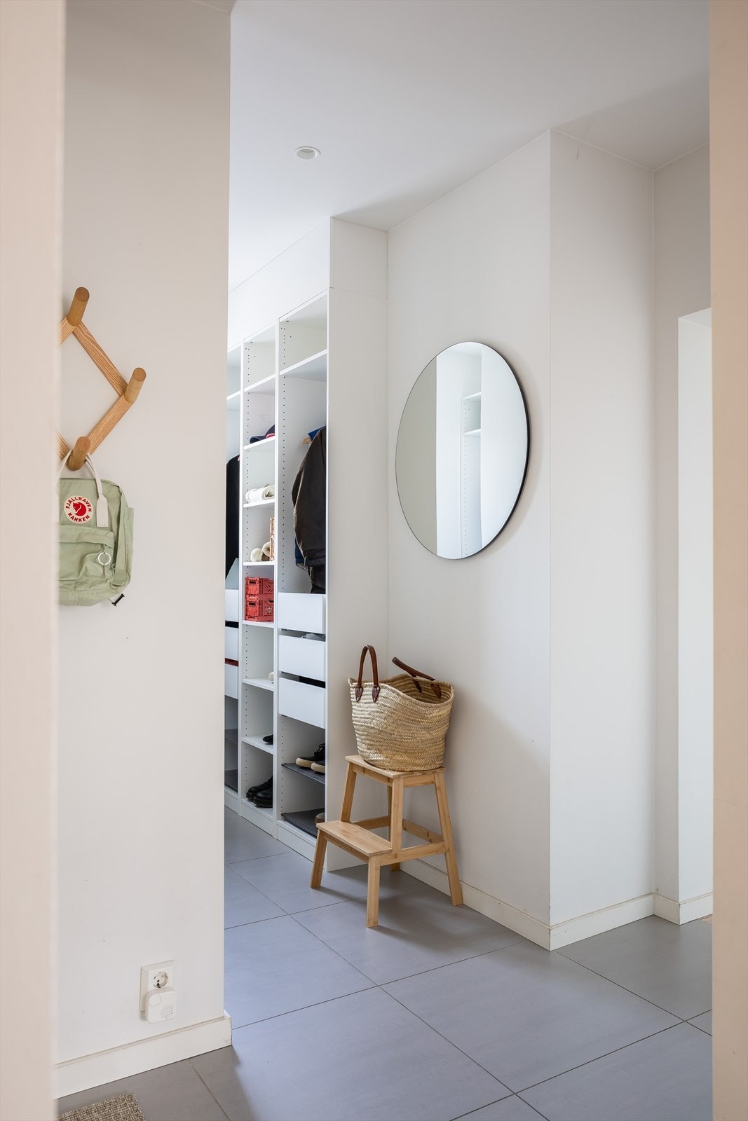 Entréen er flislagt, og har en praktisk løsning for oppbevaring av sko og yttertøy. Galleribilde