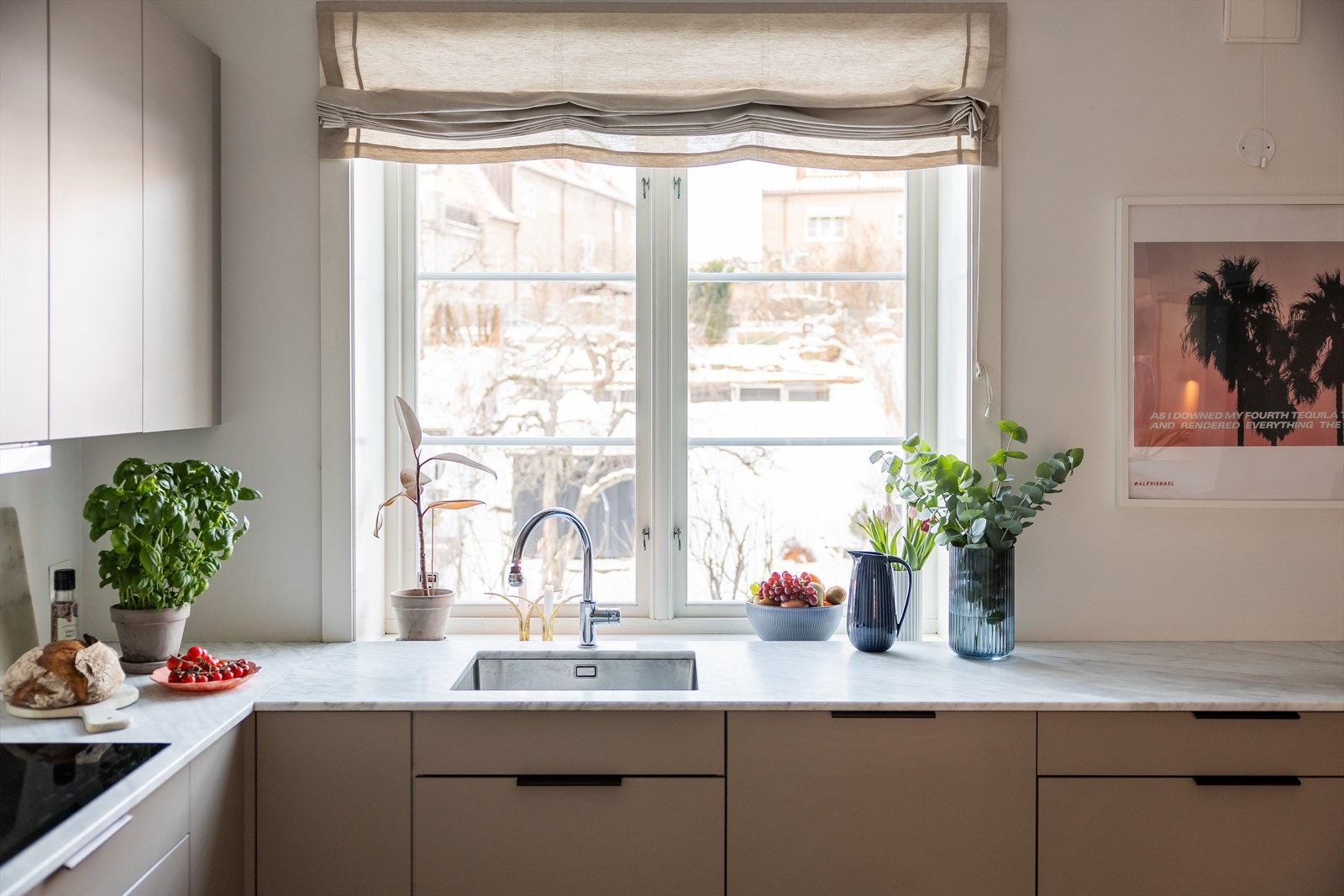 Fra kjøkkenvinduet har man fritt og hyggelig utsyn. Galleribilde