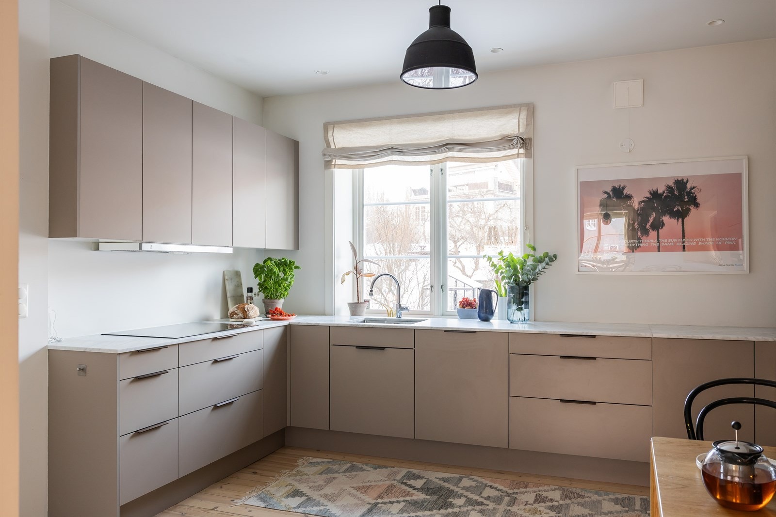 Innredningen består av malte glatte fronter, benkeplate i Carrara marmor med nedfelt bred induksjonstopp og underlimt oppvaskkum. Videre er det integrert oppvaskmaskin, stekeovn og kjøle-/fryseskap fra Elektrolux som medfølger boligen ved salg. Galleribilde