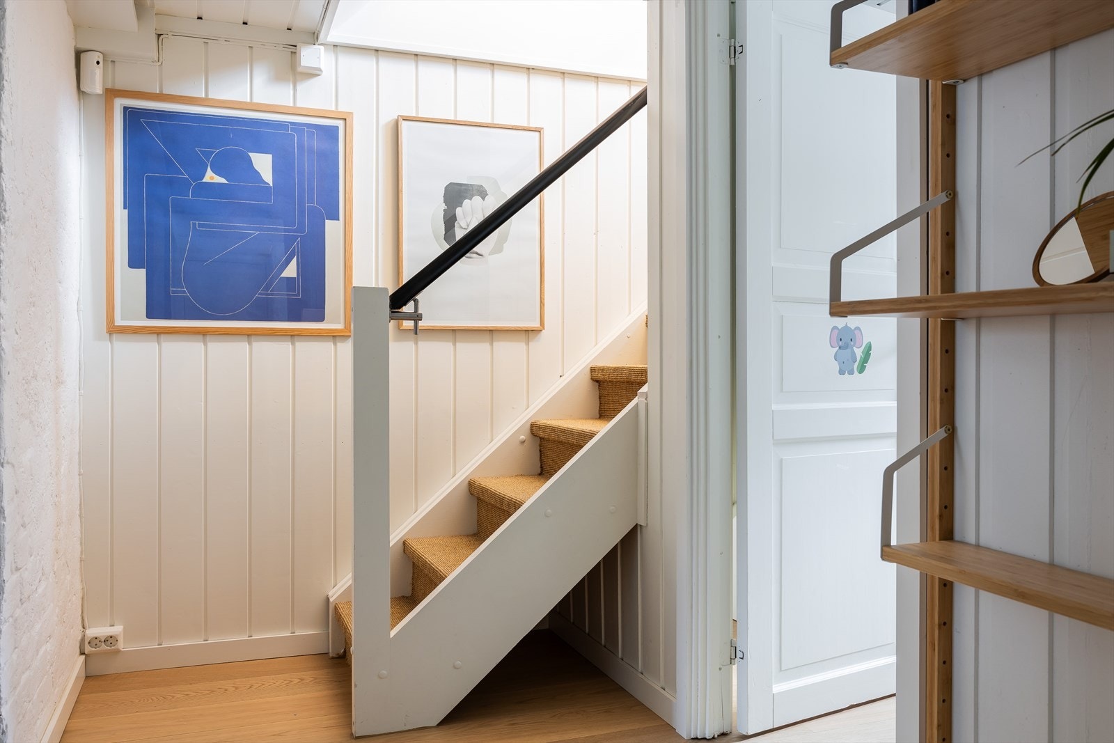 Videre kommer man ned til boligens underetasje. Galleribilde