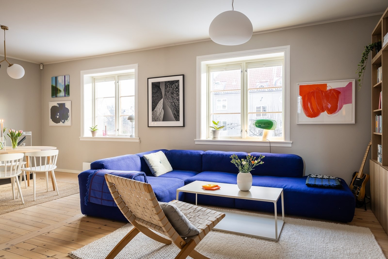 Leiligheten ligger i 1. etasje med utbygget underetasje, og har en god og innholdsrik planløsning som egner seg godt for både store og små familier. Galleribilde