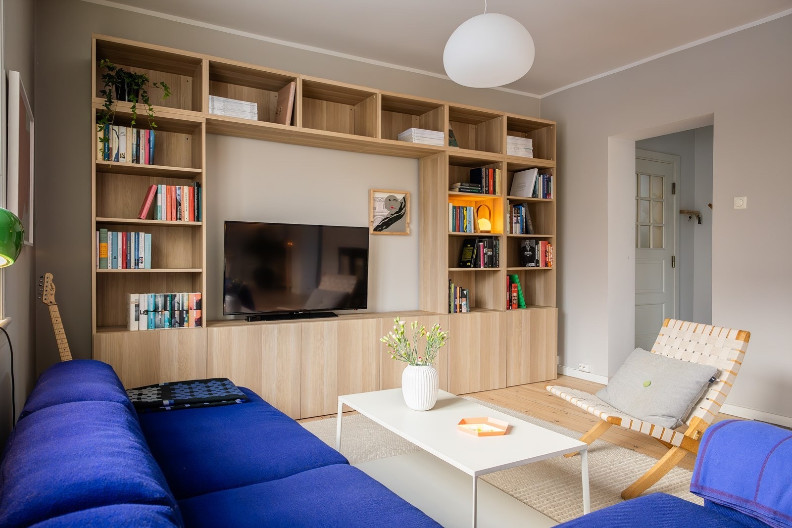 Stuen er møbleringsvennlig, og har god plass til sofaseksjon og TV-møblement i en flott løsning. Galleribilde