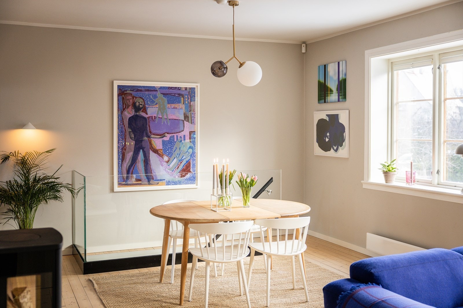 Stuen er malt i en dus og behagelig fargetone, og på gulvet er det originale tregulvet pent bevart. Galleribilde