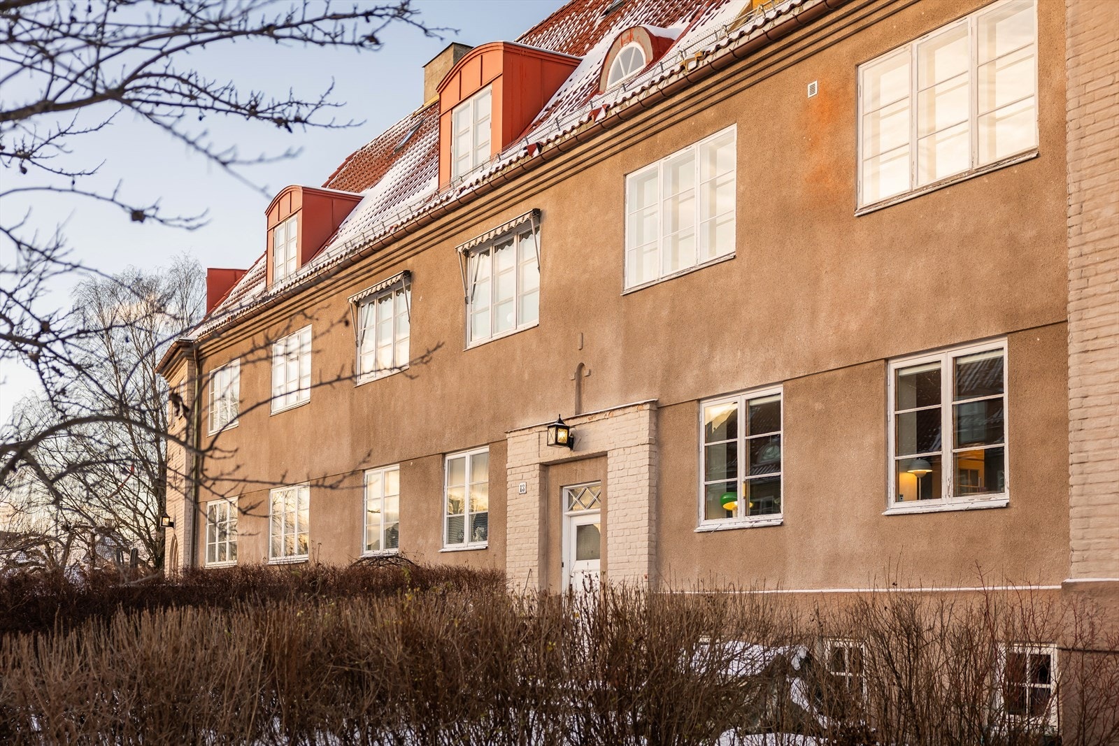 Eiendommen har en fantastisk intern beliggenhet i Hagebyen. Det indre gårdstunet med vakre hager og rolige internveier skaper trygge omgivelser for de aller minste. Galleribilde