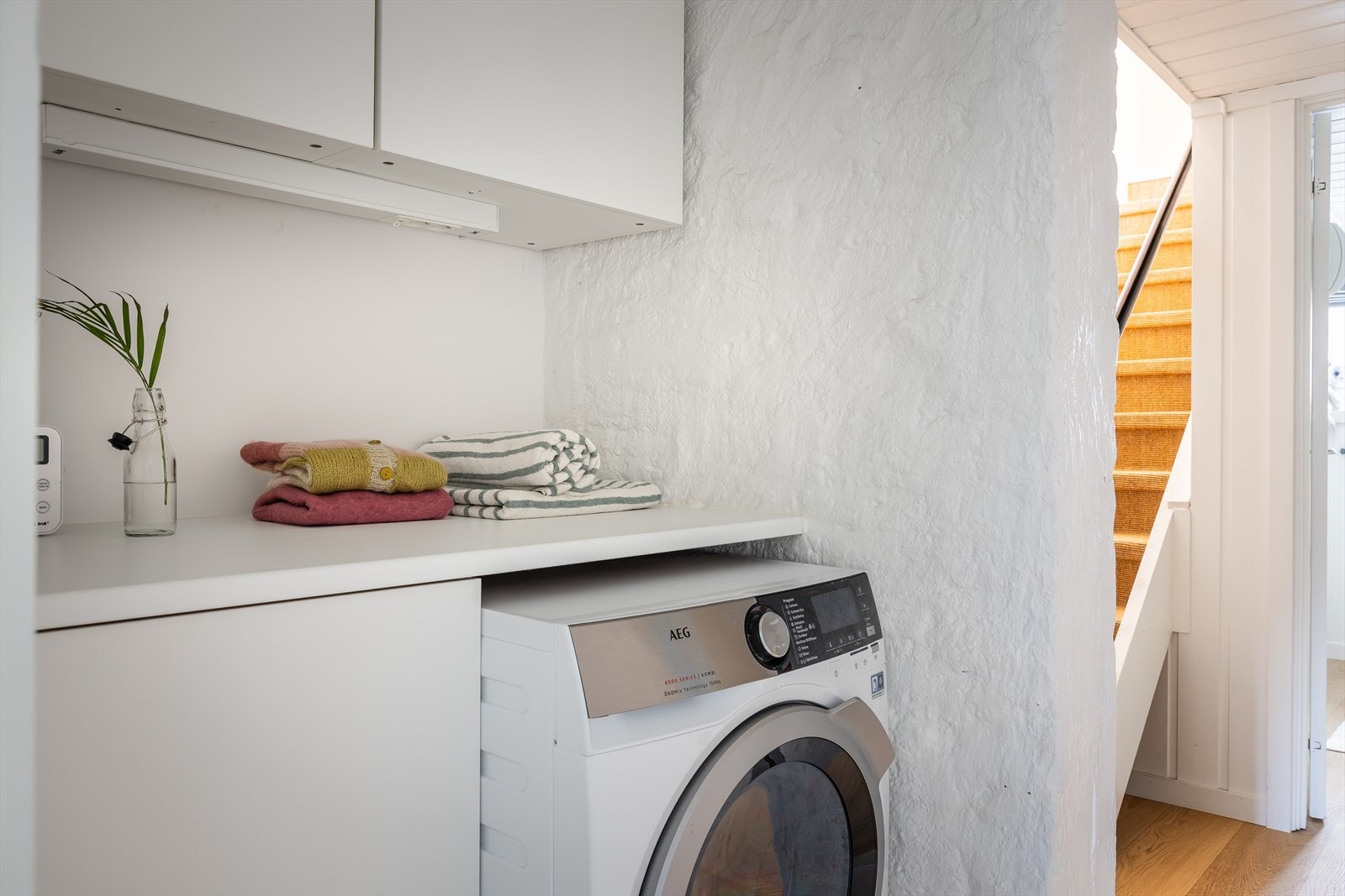 I trapperommet/gangen er det opplegg for vaskemaskin med oppbevaringsmuligheter. Galleribilde