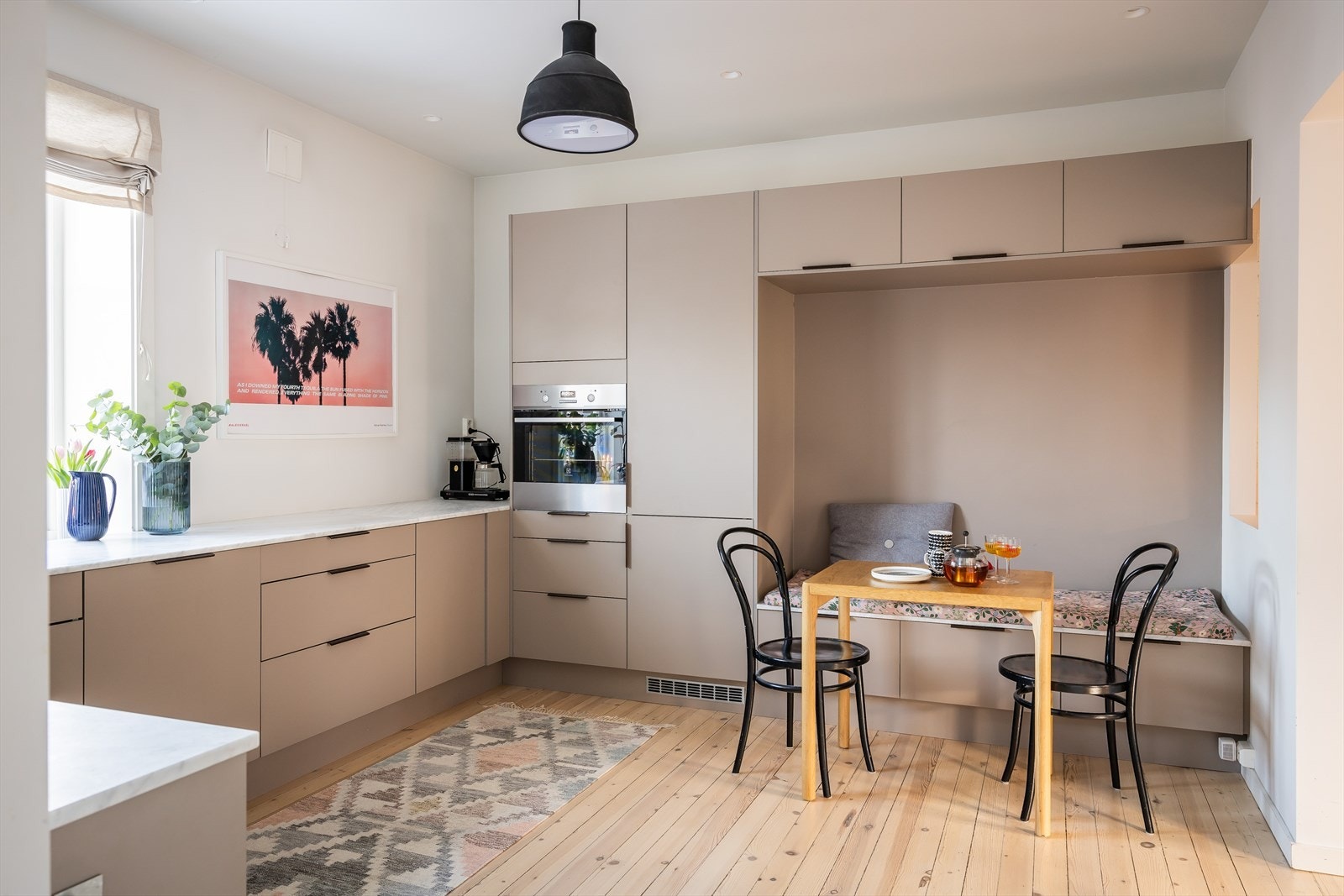 Kjøkkenet er godt utnyttet med både skap- og benkeplass til matlagingen. Galleribilde