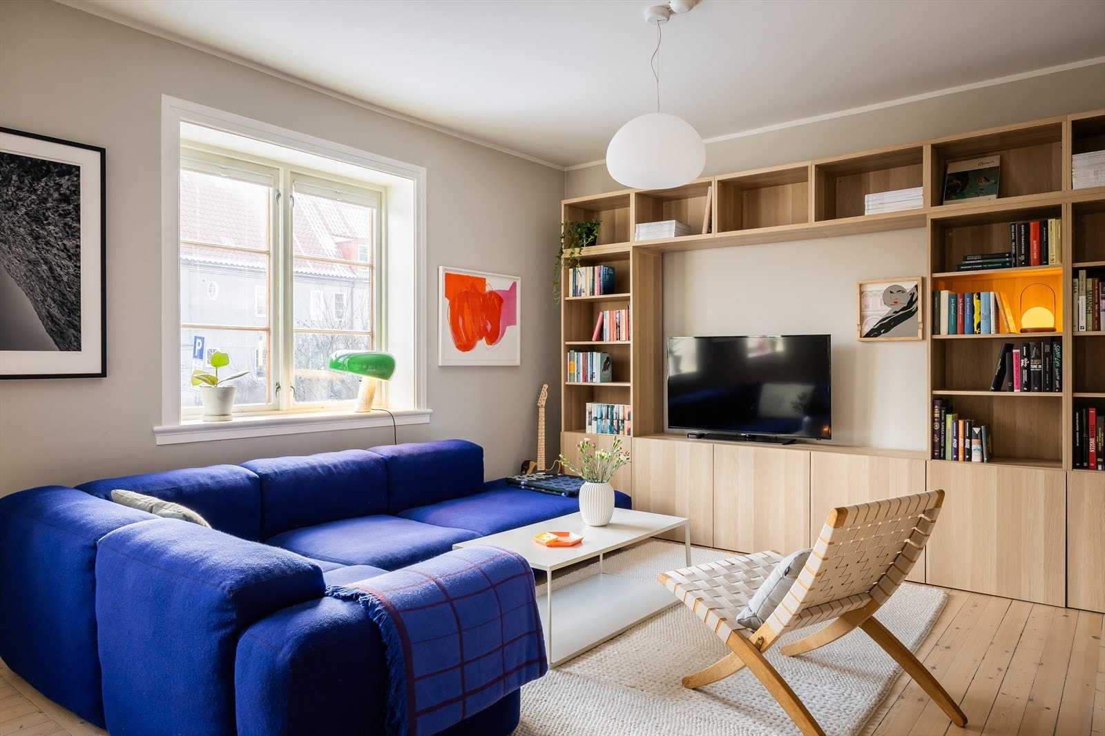 Stuen oppleves meget lys og luftig med store vindusflater som slipper inn rikelig med naturlig sollys til rommet. Galleribilde