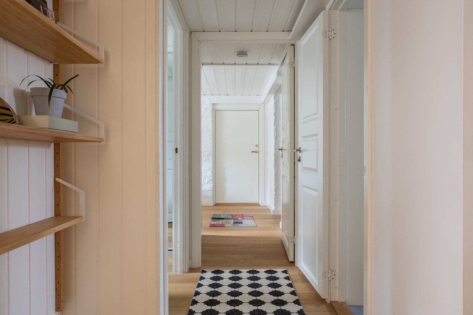 Underetasjen består av fire soverom og baderom. Galleribilde