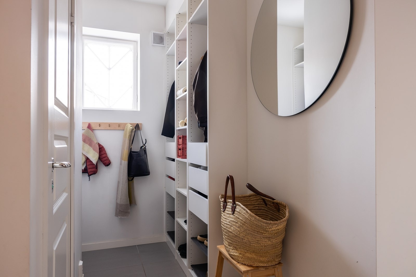 Entréen har i tillegg et praktisk toalettrom. Galleribilde