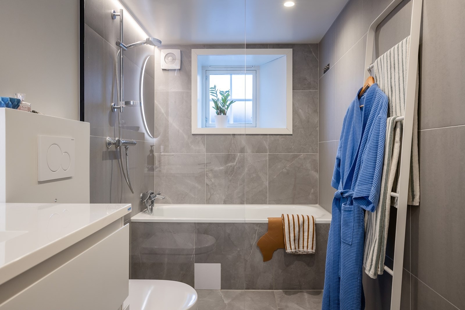 Badet er flott og delikat som var nytt i 2019. Badet består av dusj med dusjarmatur på vegg og dusjvegg i glass, samt innbygget badekar med flislagt front og badekarsarmatur. Galleribilde