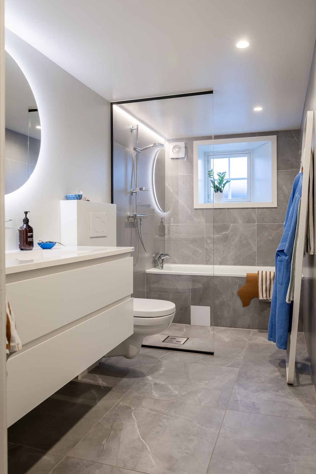 Badet ligger i en praktisk tilknytning til soverommene i etasjen. Galleribilde