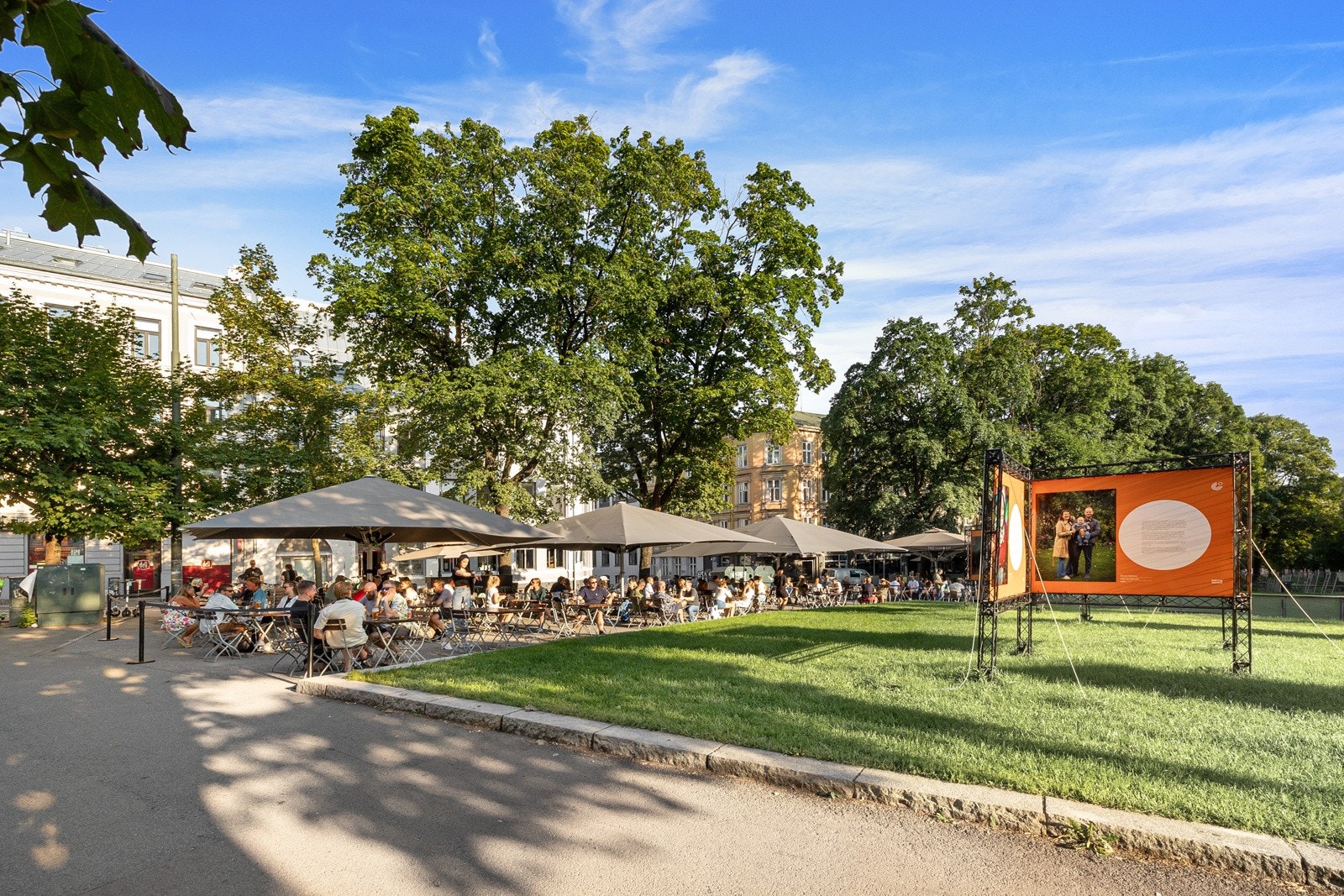 - I ditt nærområde finner du mange hyggelige kaféer og restauranger med uteservering - Galleribilde