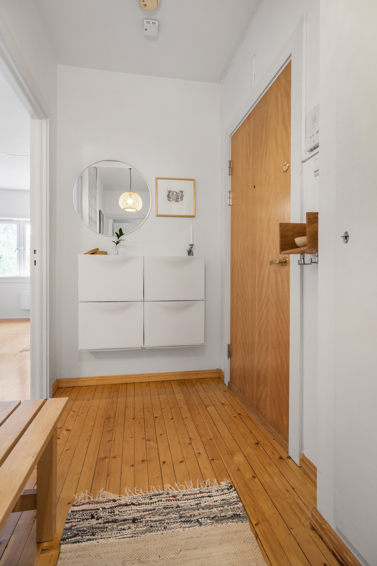 - Entré med plass til oppbevaring av yttertøy og sko - Galleribilde