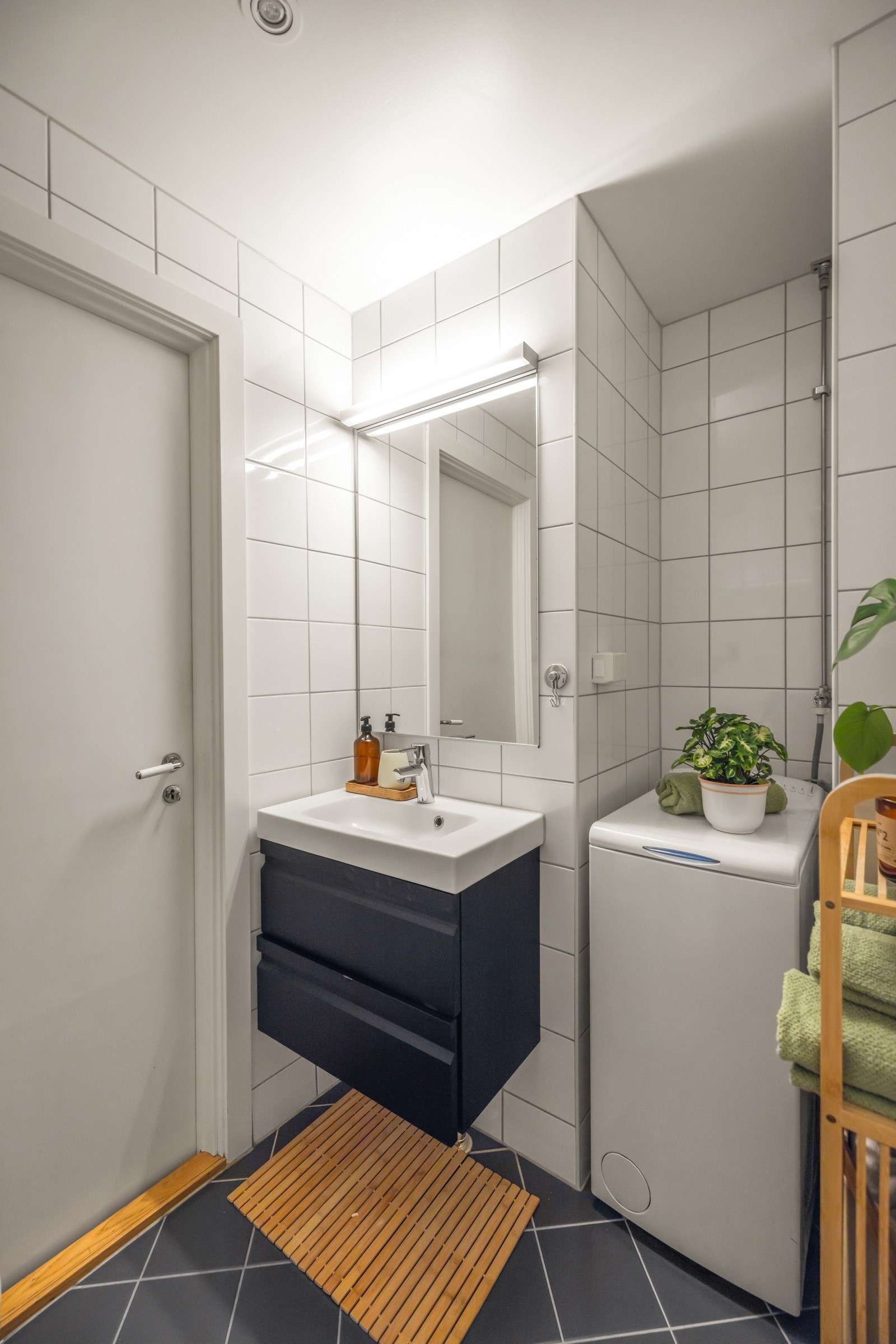 - Bad består av dusjplass med forheng, servant m/underskap, veggmontert toalett og opplegg for vaskemaskin - Galleribilde