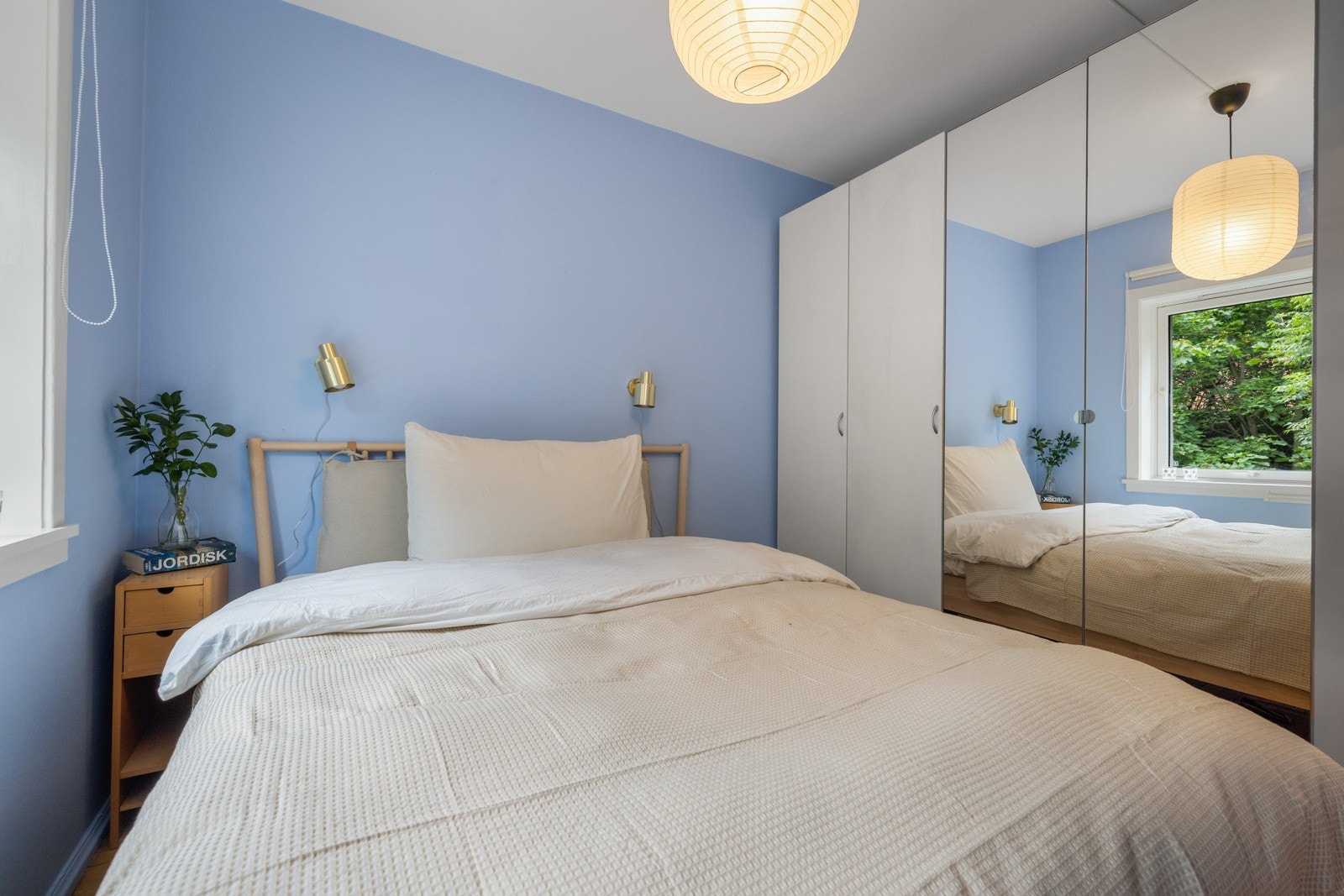 - Soverom med god plass til dobbeltseng og nattbord - Galleribilde