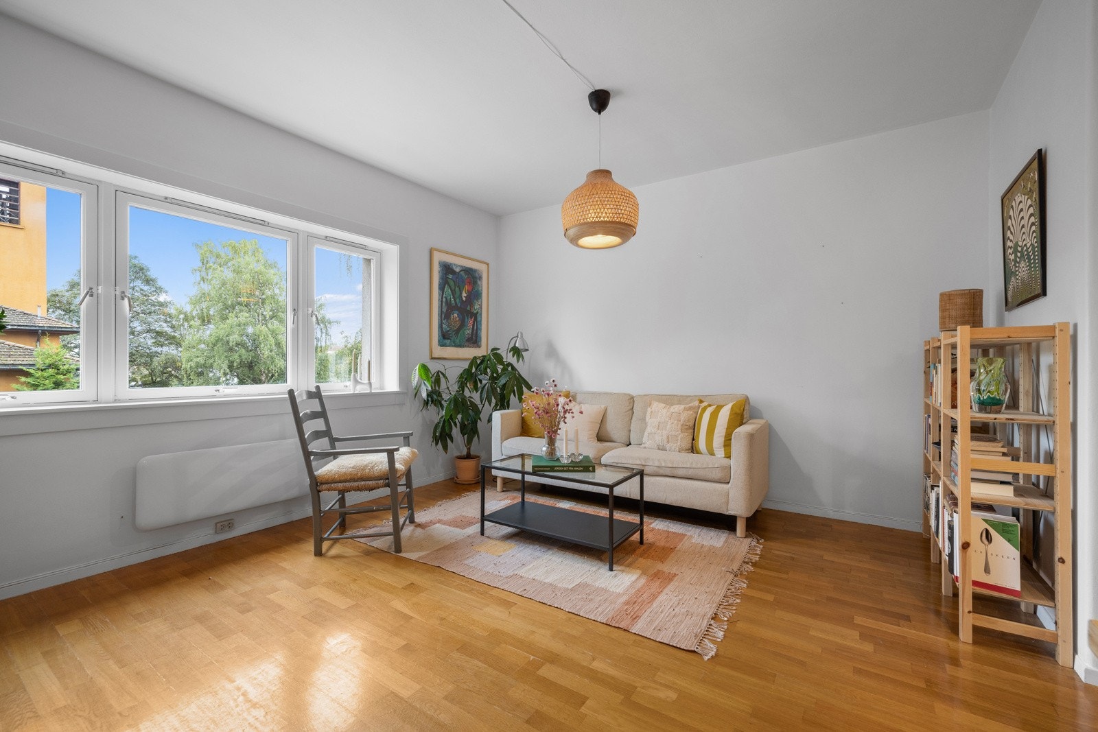 - Stuen er lys og romslig med god plass for både sofagruppe, spisebord og tv-møblement. - Galleribilde