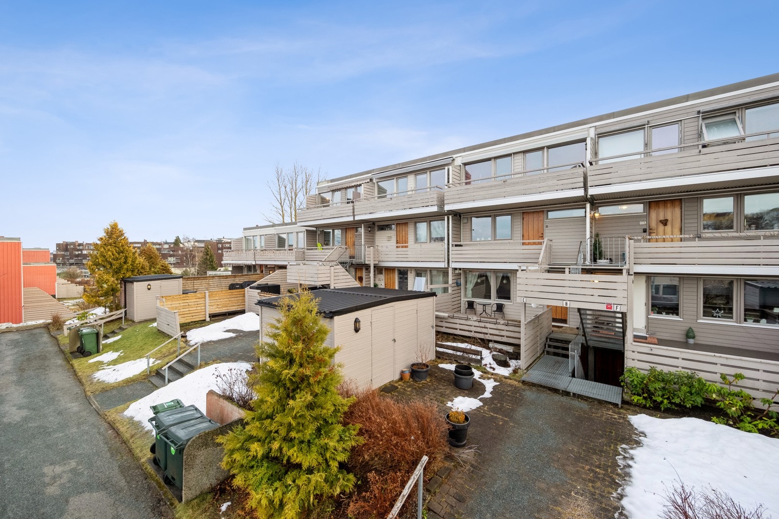 Velkommen til Adolf Øiens veg 8E, presentert av Steinar Skaanes v/Proaktiv Eiendomsmegling. Leiligheten ligger fint til i 1. etasje med en fin beliggenhet i feltet, grensende mot grønne, store fellesområder. Galleribilde