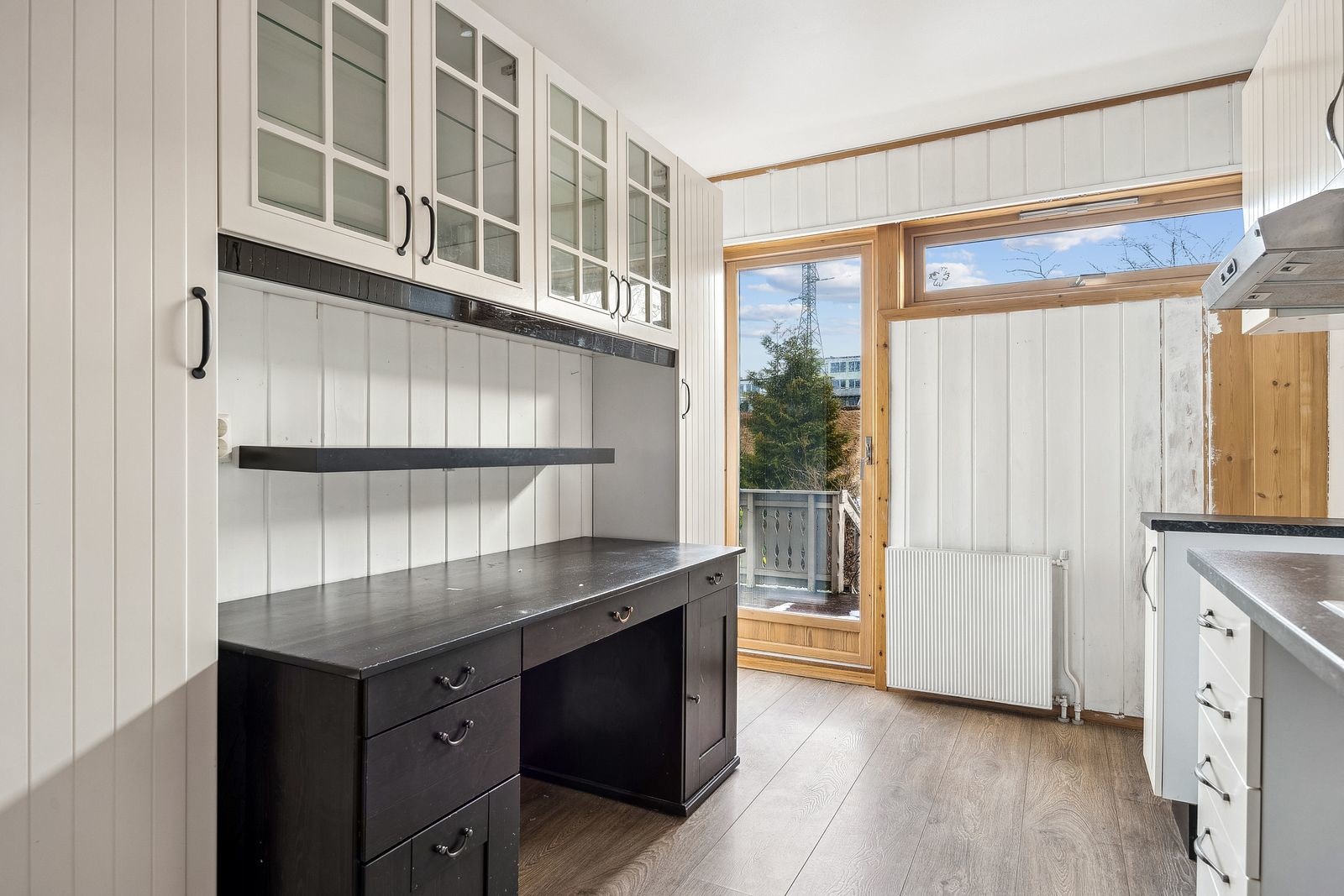 Utgang til fredelig uteplass og hage gjennom kjøkkenet. Galleribilde