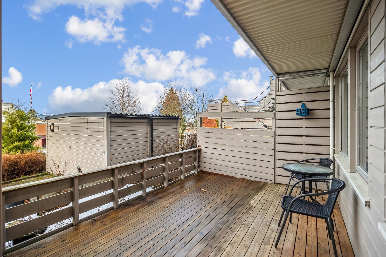 Ved inngangspartiet er det en stor vestvendt terrasse med svært gode solforhold på ettermiddag- og kveldstid. Pusset og beiset i 20204. Galleribilde