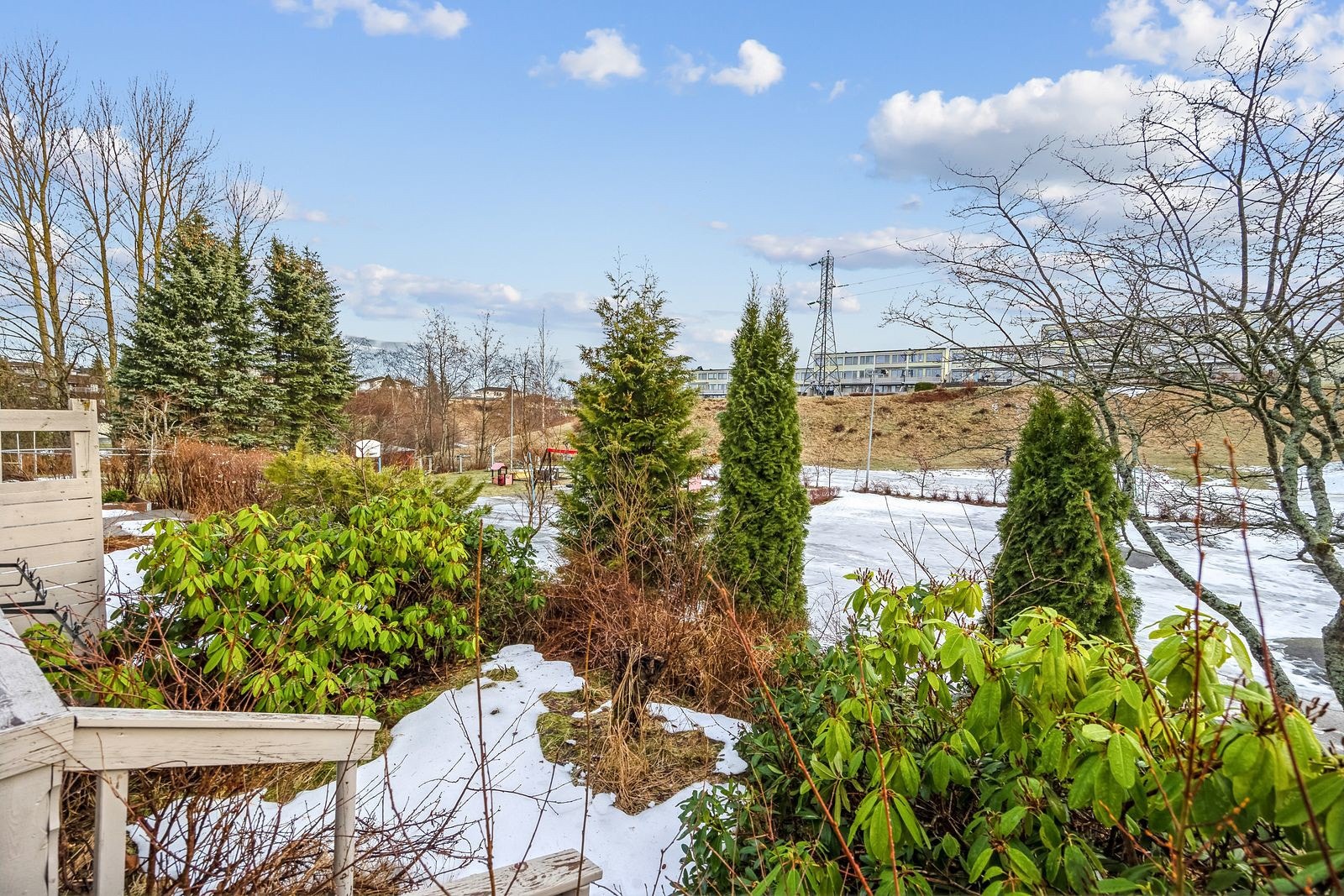 Grønne friområdet rett utenfor soverommet og kjøkkenet. Galleribilde