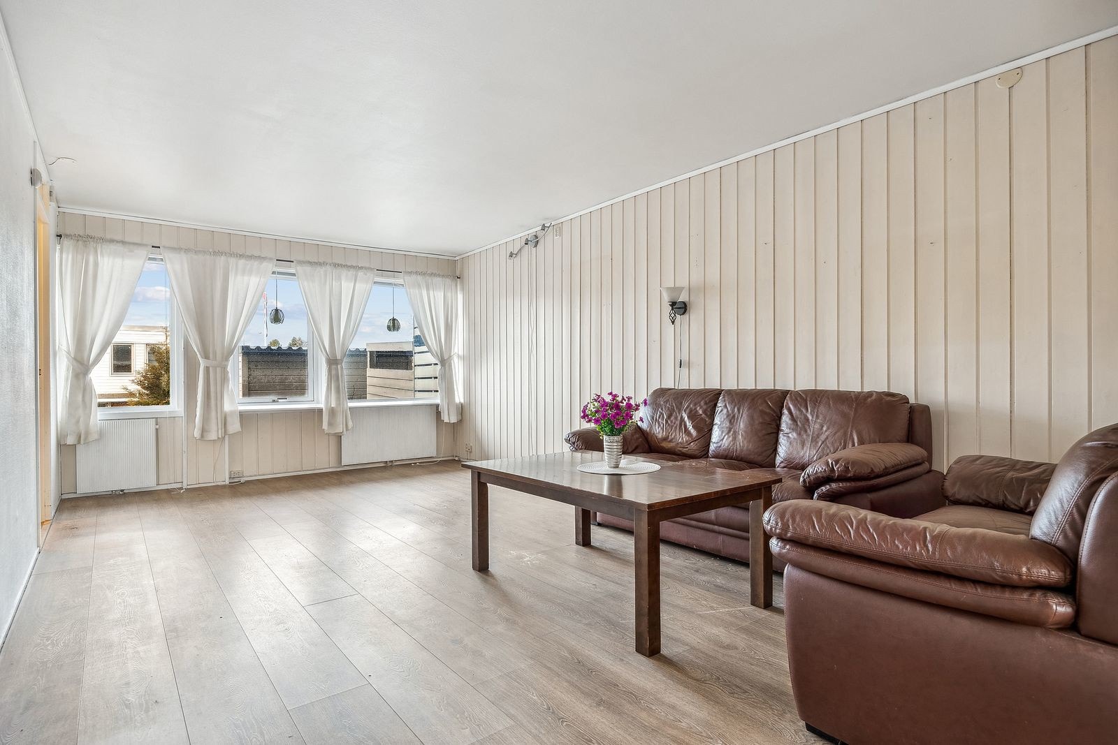 Store vindusflater tilfører rikelig med dagslys til oppholdsrommet. Galleribilde