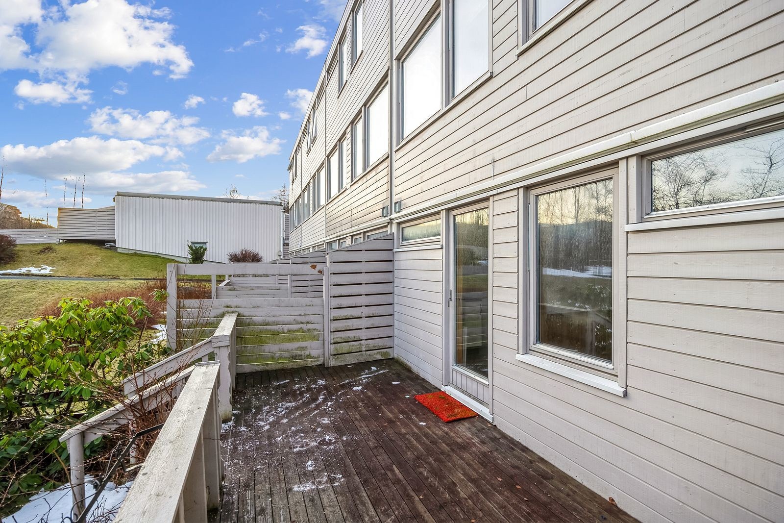 Fra kjøkkenet er det adkomst til en romslig terrasse med god plass til sittegruppe og grill. Galleribilde