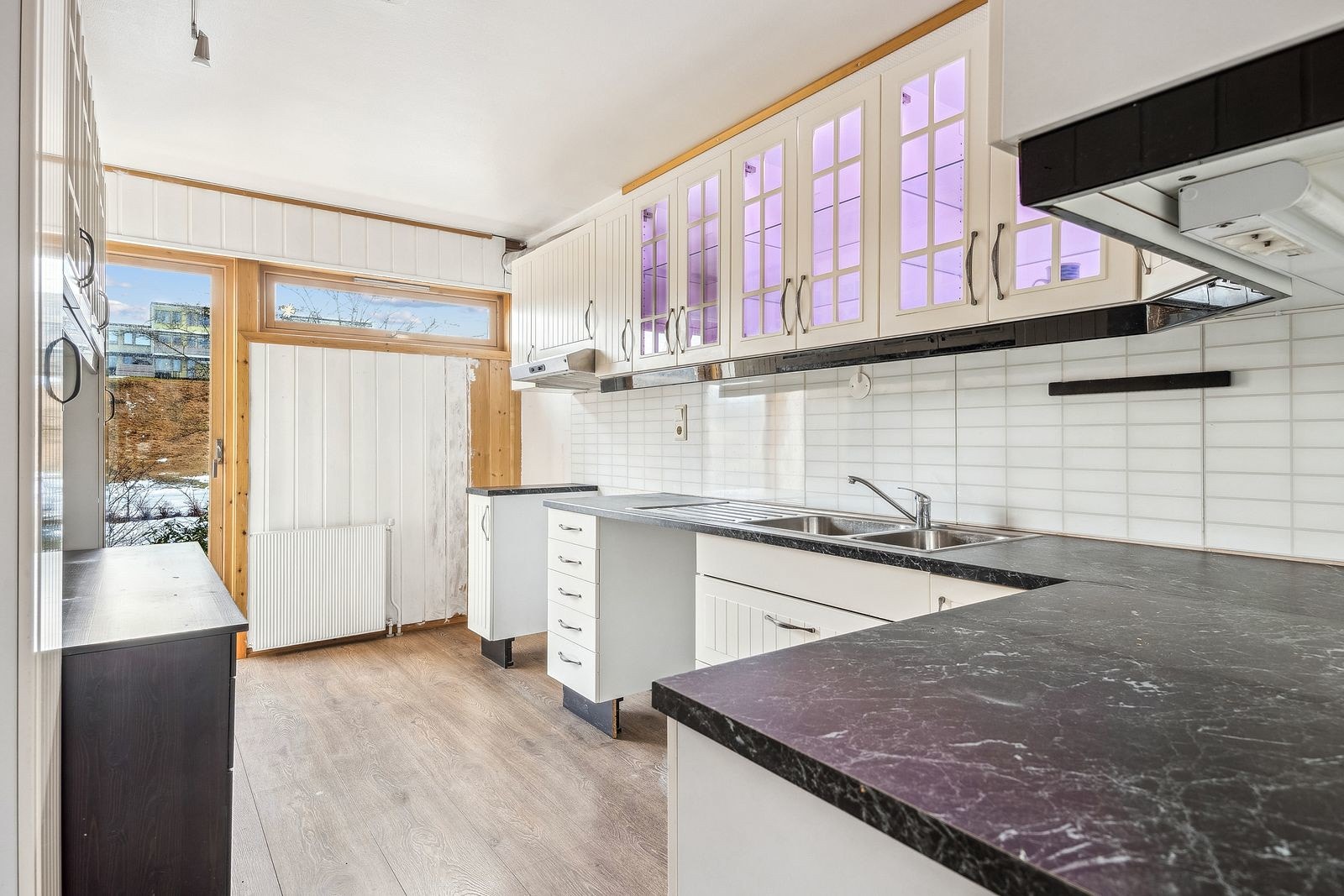 Det er god oppbevaringsplass i over- og underskap, og plass til en liten sittegruppe hvis ønskelig. Galleribilde