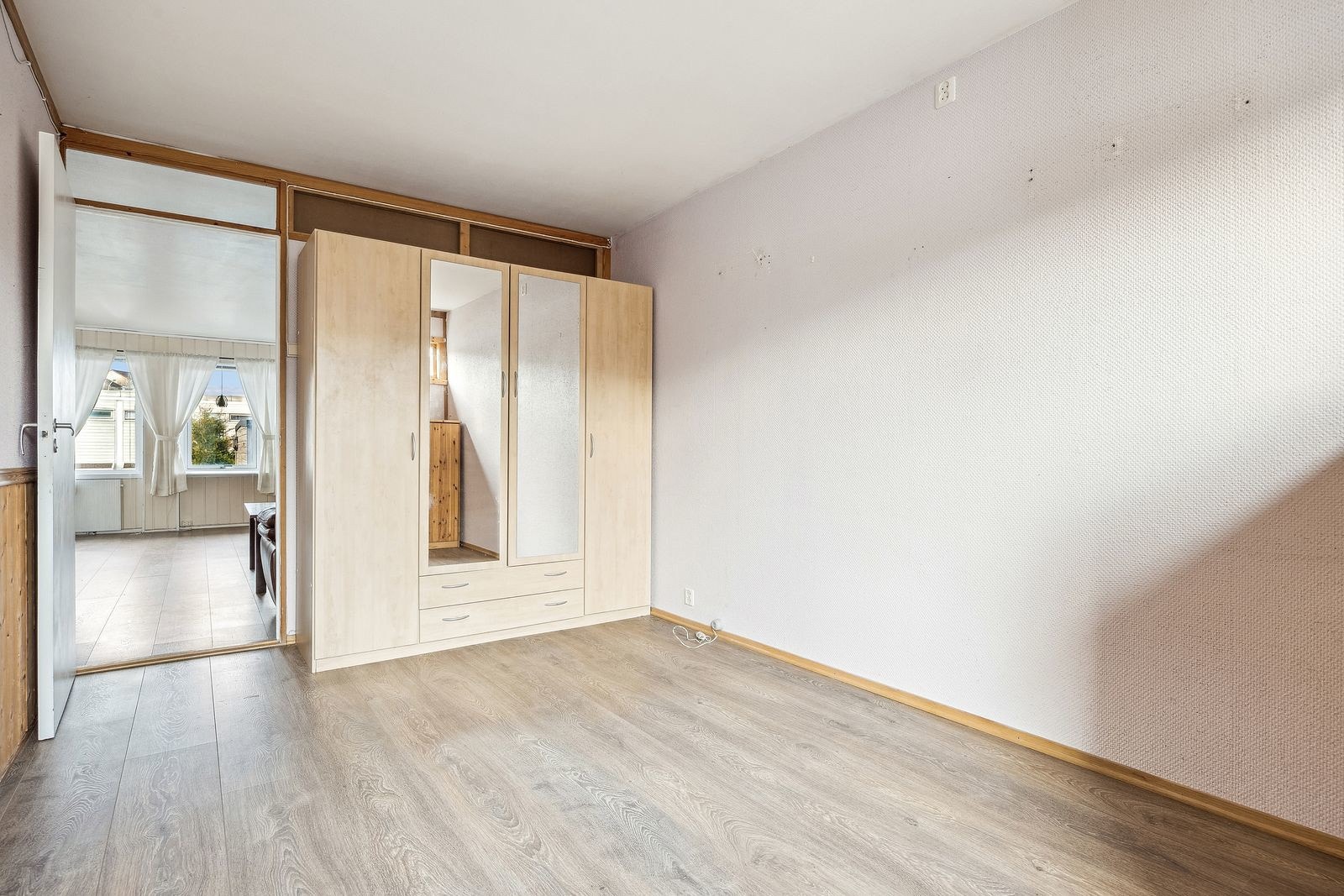 Leiligheten byr på ett romslig soverom, med god plass til en stor dobbeltseng og tilhørende møblement. Galleribilde