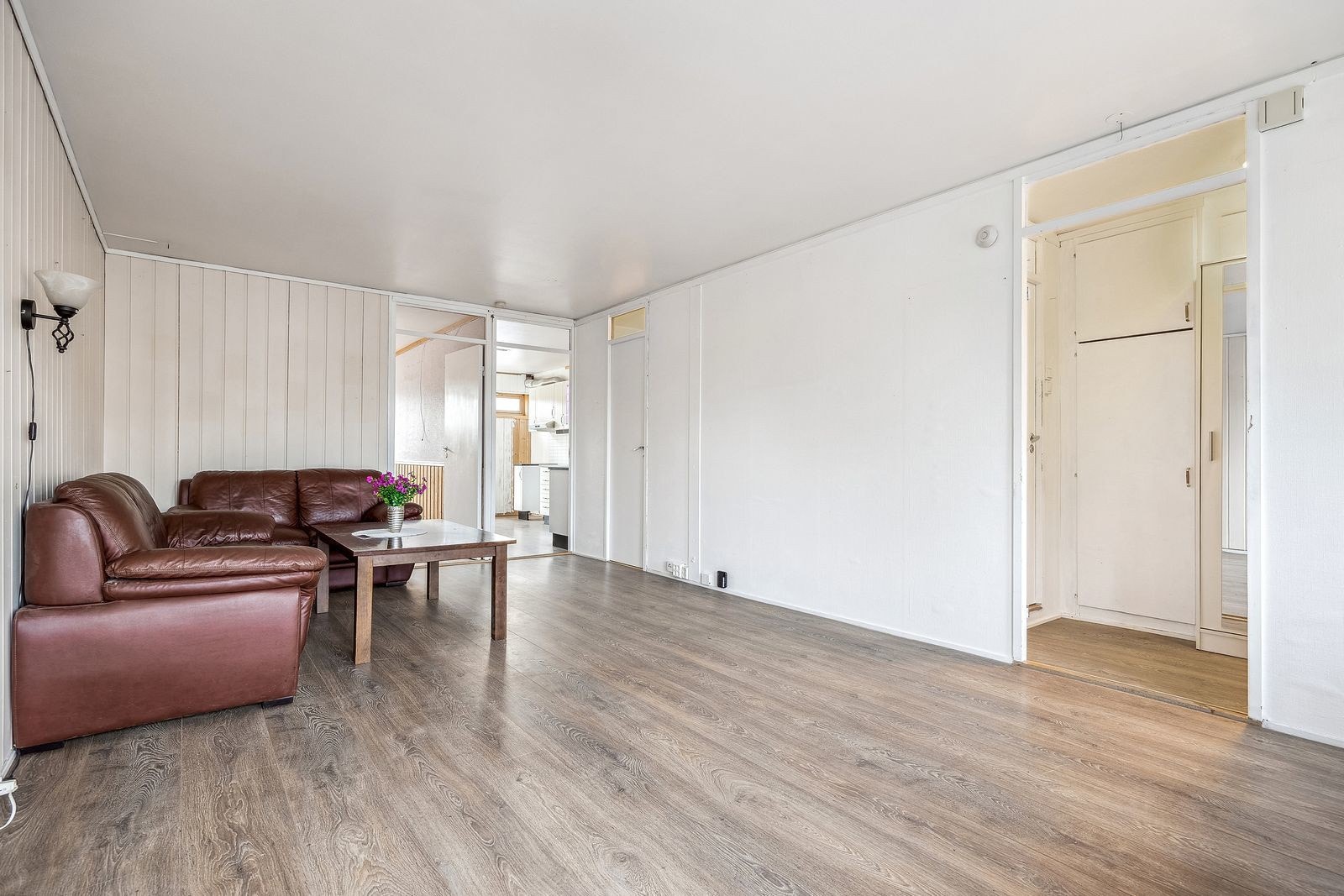 Stuen måler i underkant av 23 kvm med god plass til sofagruppe, mediemøblement og spisegruppe. Galleribilde