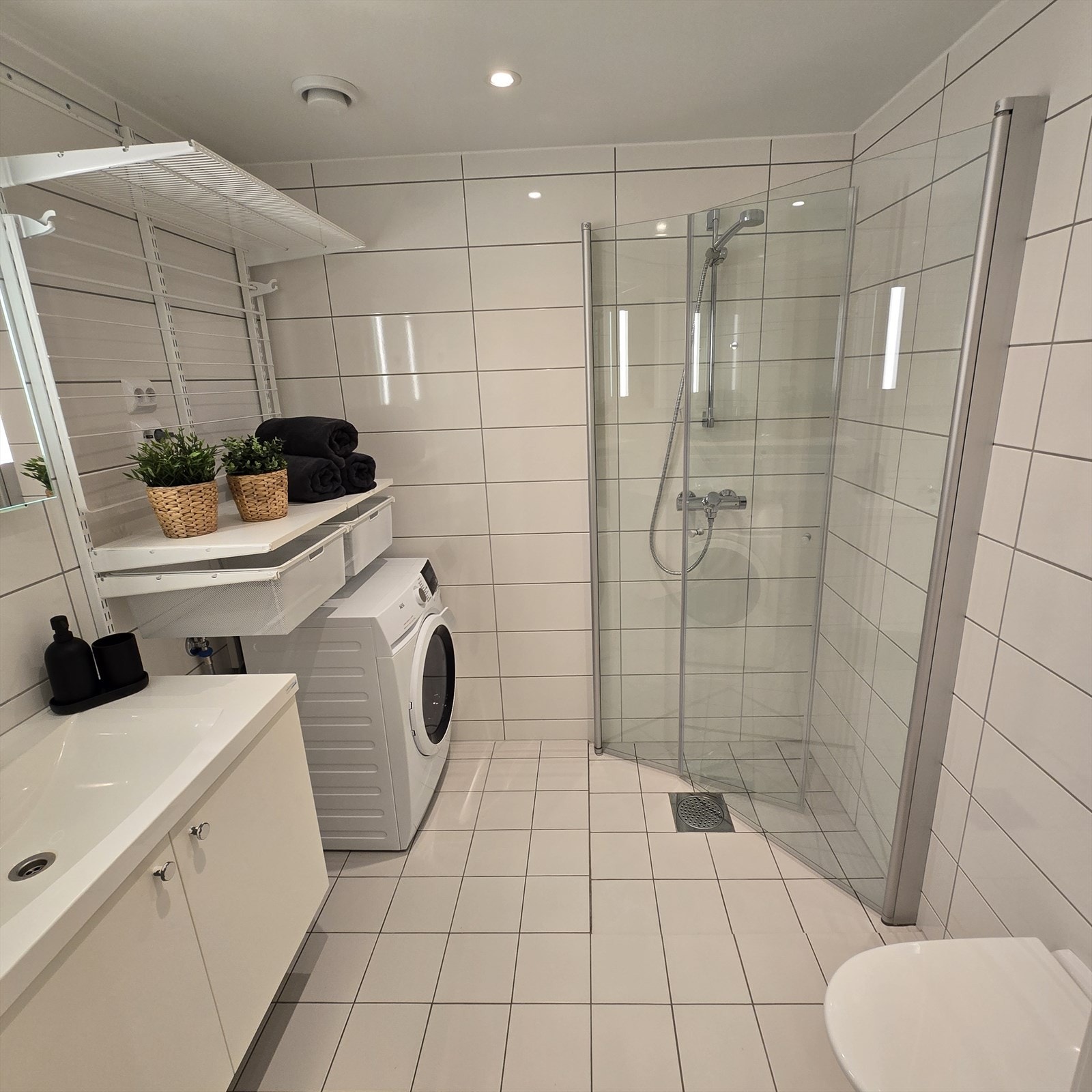 Lyst bad på 4. kvm med tidløse fliser. Alle punkter i takstrapport har mottatt TG1/0 fra takstmann. Galleribilde