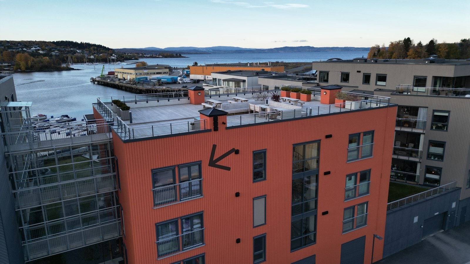 Velkommen til Gunnlaug ormtunges gate 6U - På taket i etasjen over leiligheten har man en stor felles takterrasse. Her har man fantastiske sol- og utsiktsforhold fra morgen til kveld. Galleribilde