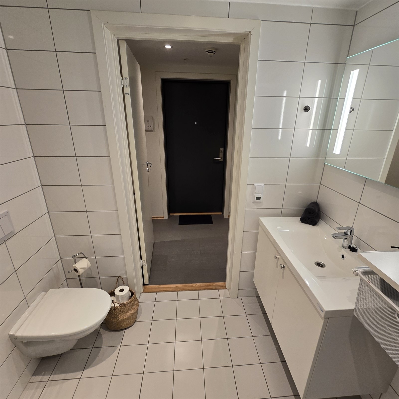 Rommet har støpt gulv med gulvvarme. Gulv og vegger er belagt med flis og himling har malte plater. Galleribilde