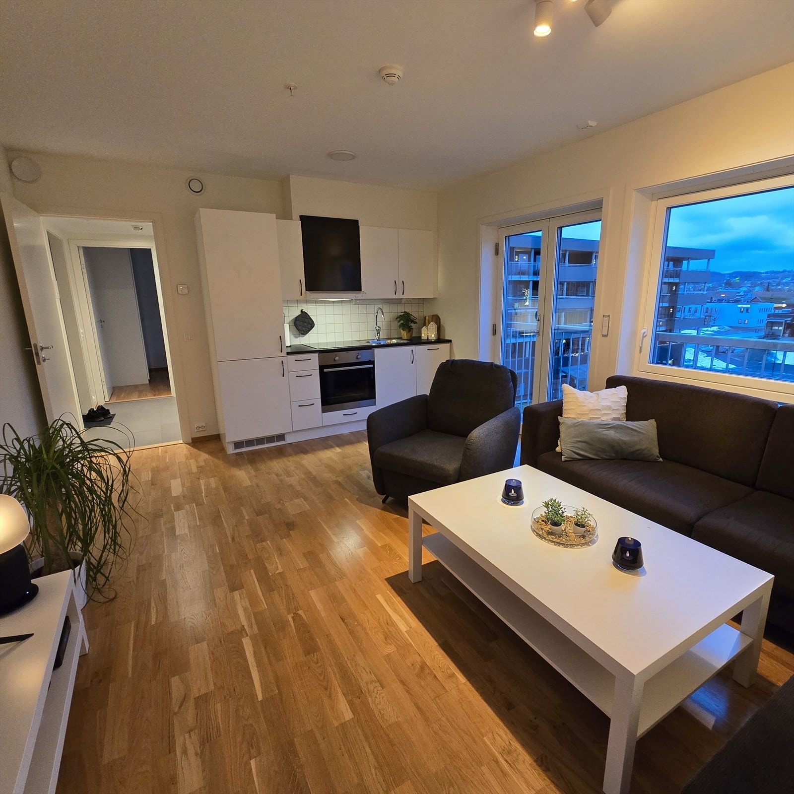 Praktisk og lettstelt leilighet med god beliggenhet i 4.etasje. Felleskostnadene inkluderer bla: Drift, nedbetaling lån, kommunale avgifter, tv- og internett, medlemskontigent Tobb, vannbåren varme og renovasjon. Galleribilde