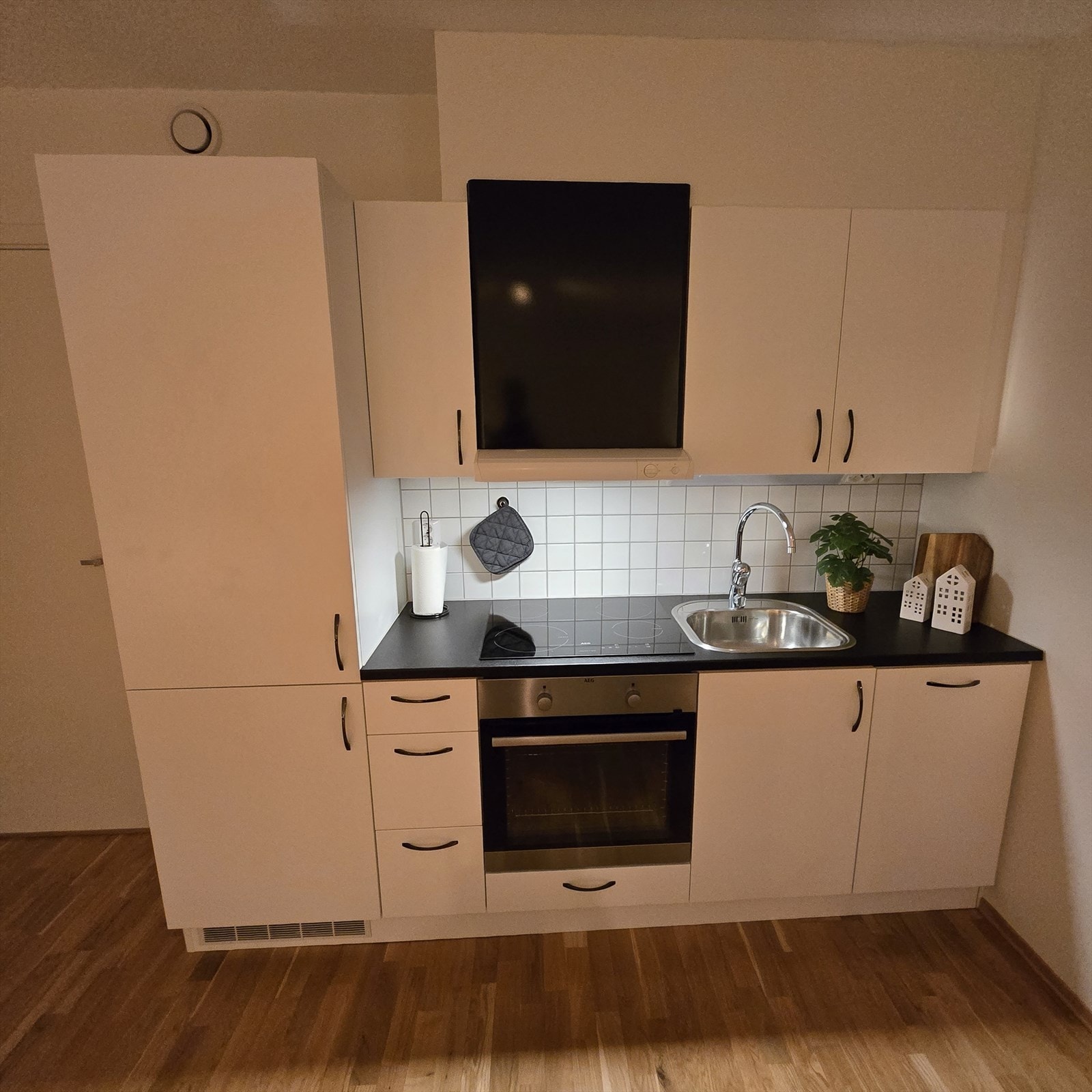 Flott kjøkken fra byggeår. Kjøkkeninnredningen har folierte skrog og glatte fronter. Integrerte hvitevarer medfølger i handelen. Galleribilde