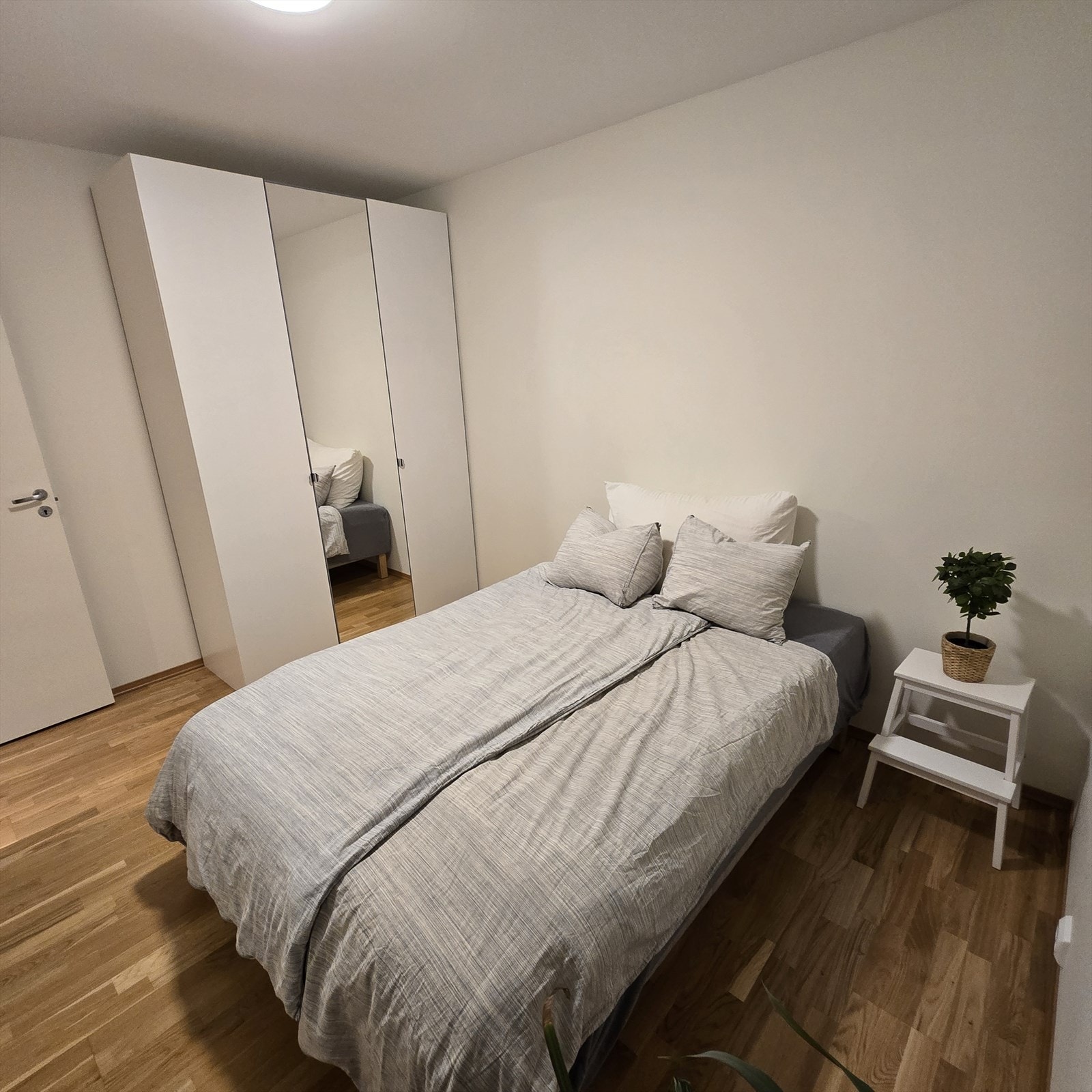 Garderobe som medfølger i handelen. Galleribilde