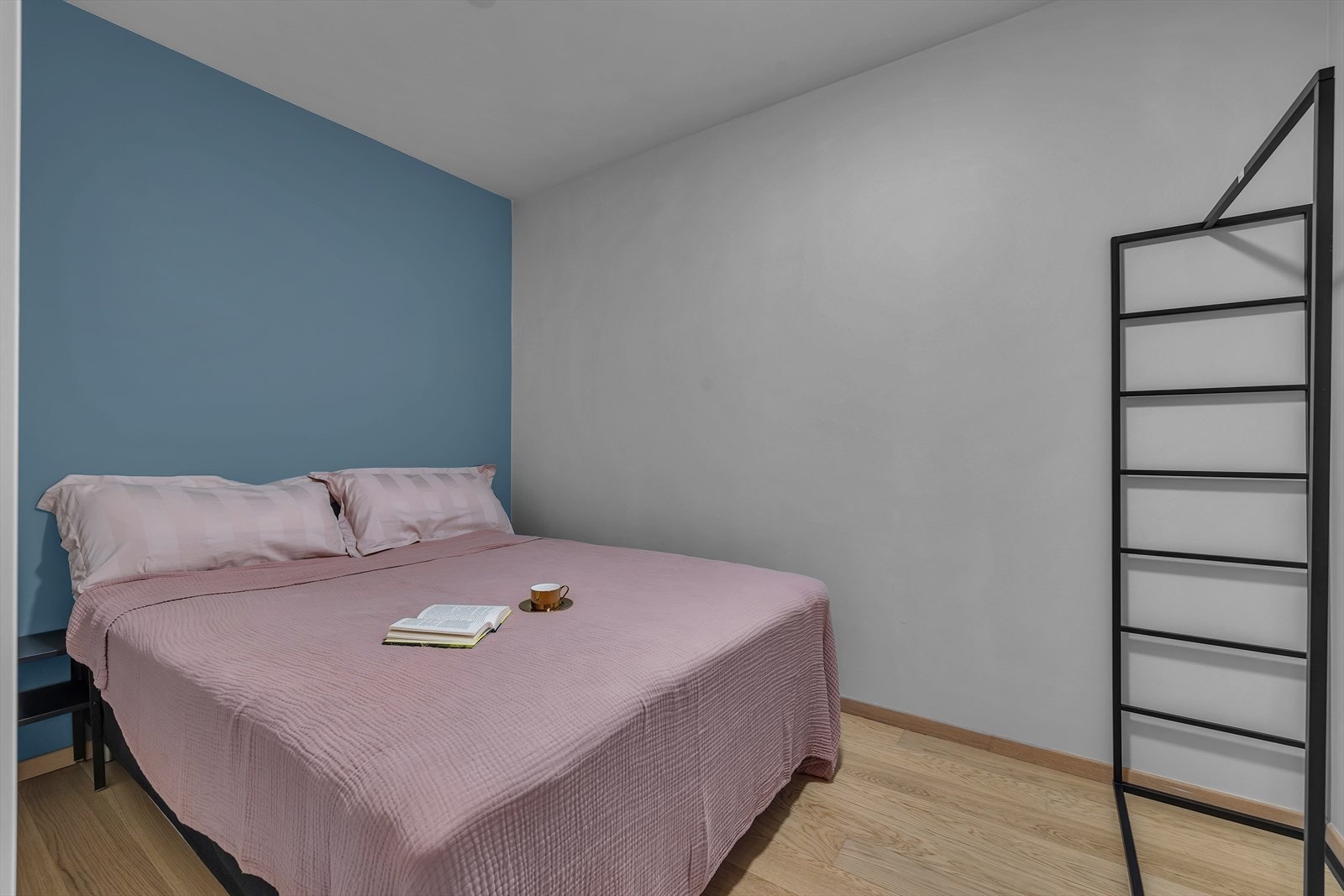 Romslig soverom med god plass til dobbeltseng Galleribilde