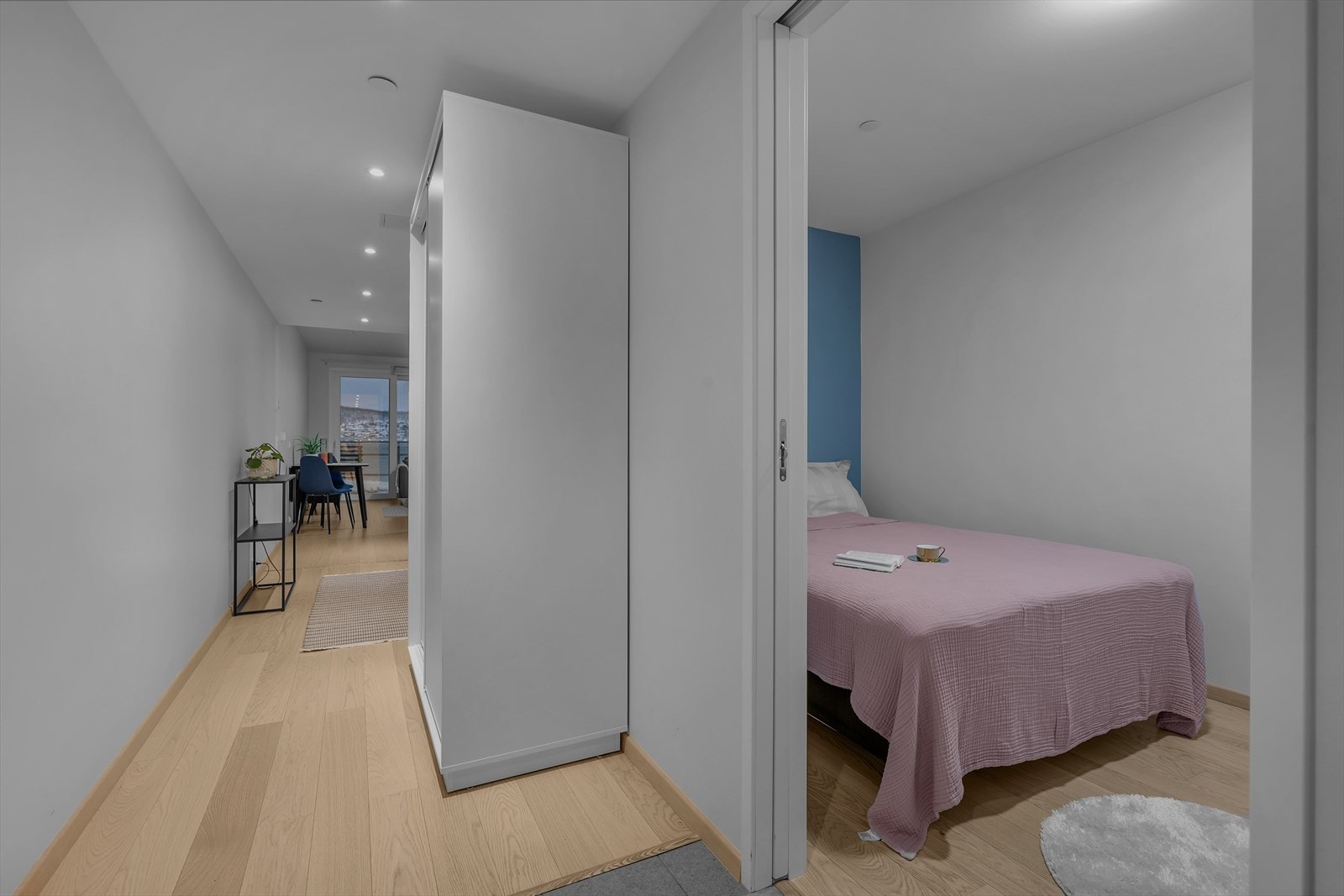 Praktisk skyvedørsgarderobe i gang Galleribilde